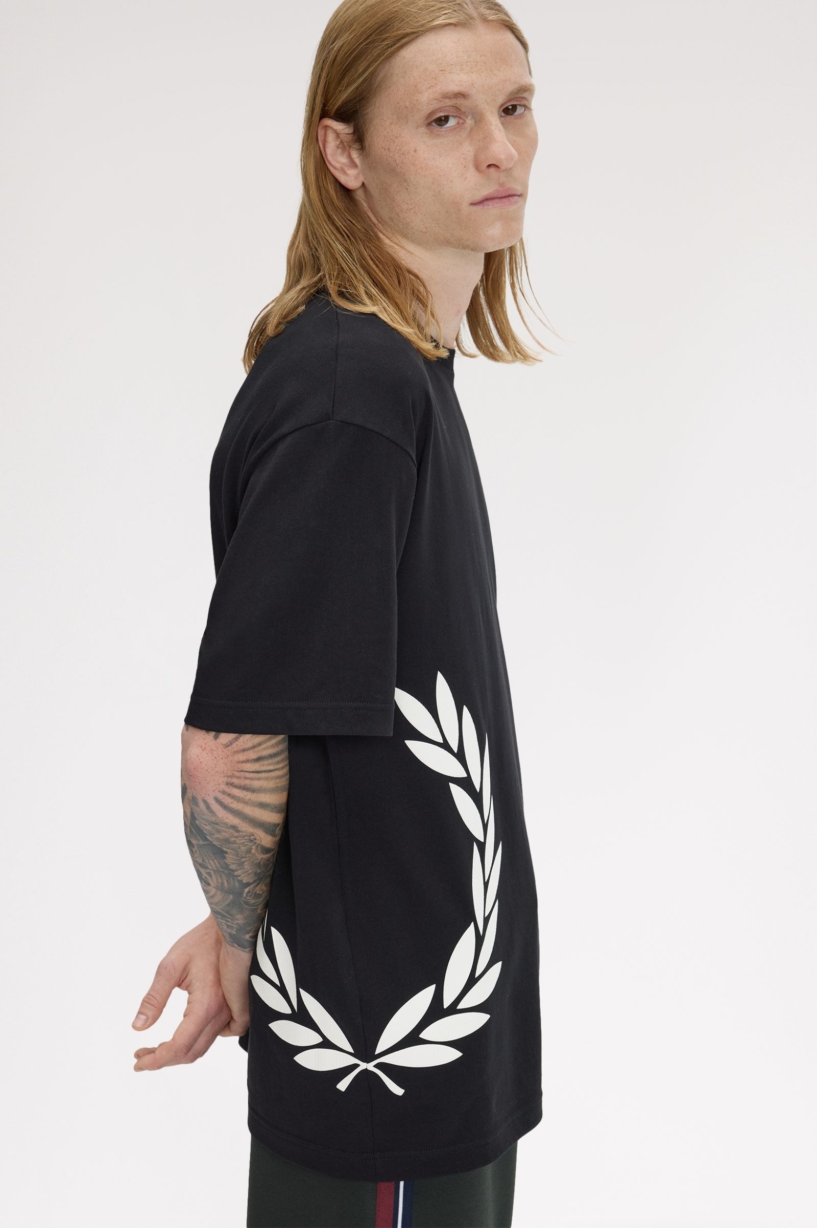 Fred Perry Fred Perry Erkek Rahat Kalıp Dokuma Defne Desenli Kısa Kollu Siyah T-Shirt M2440-102