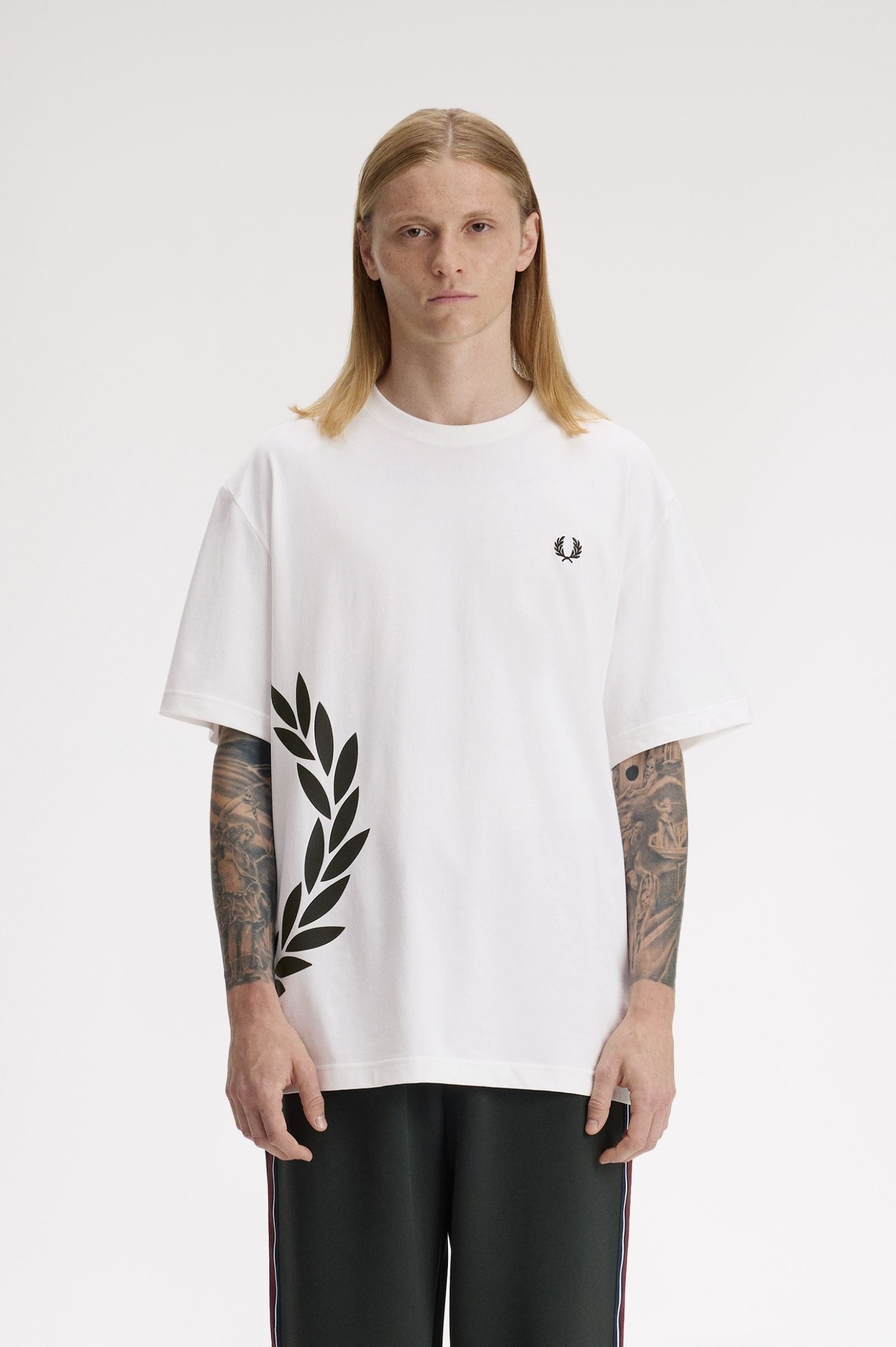 Fred Perry Fred Perry Erkek Rahat Kalıp Dokuma Defne Desenli Kısa Kollu Beyaz T-Shirt M2440-129