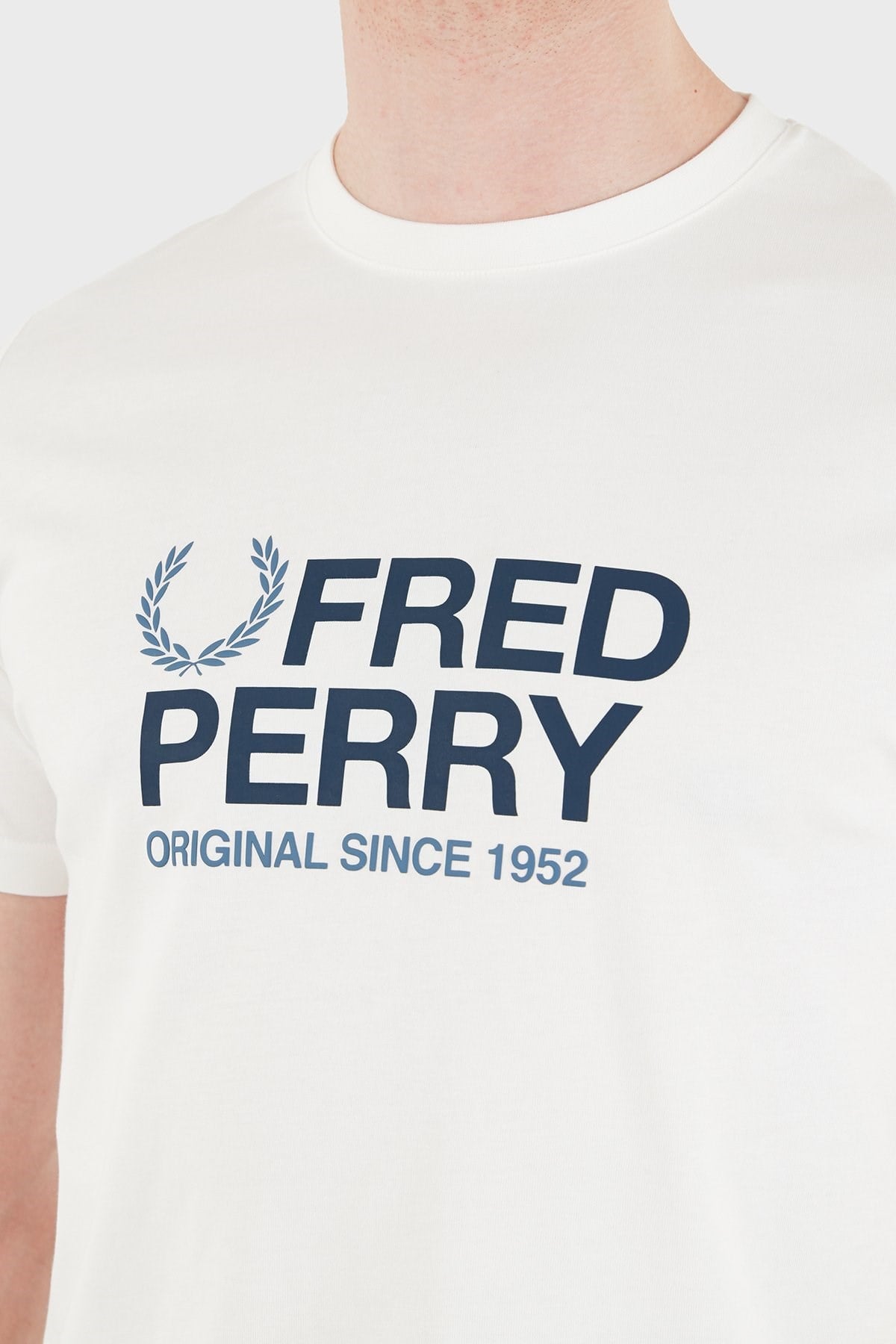 Fred Perry Fred Perry Erkek Regular Fit Logo Desenli Yuvarlak Yakalı Kısa Kollu Beyaz T-Shirt M2406-129
