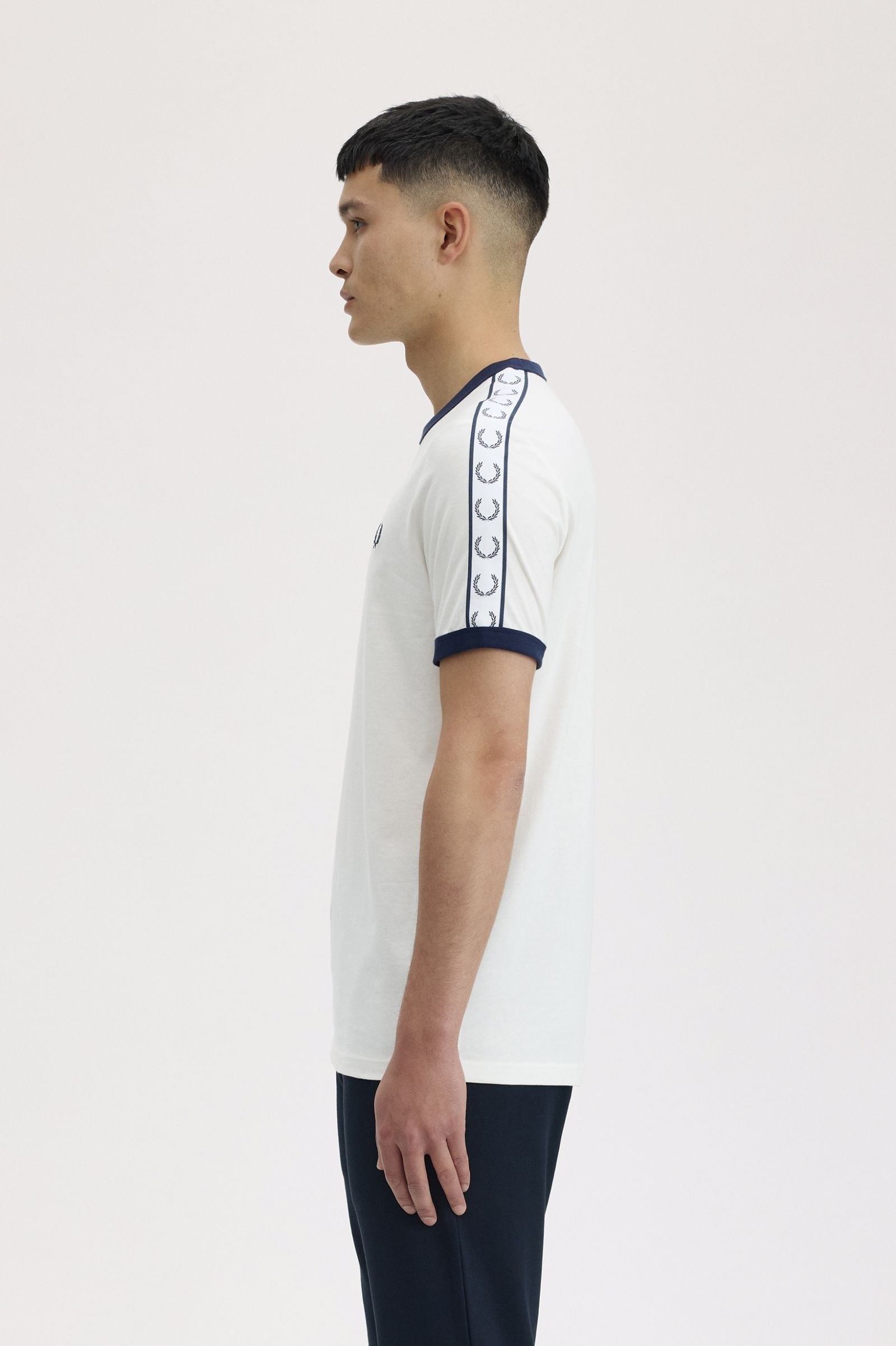 Fred Perry Fred Perry Erkek Regular Fit %100 Pamuklu Omuzdan Uzanan Logo Şeritli Yuvarlak Yaka Kısa Kollu Beyaz T-Shirt M4620-129