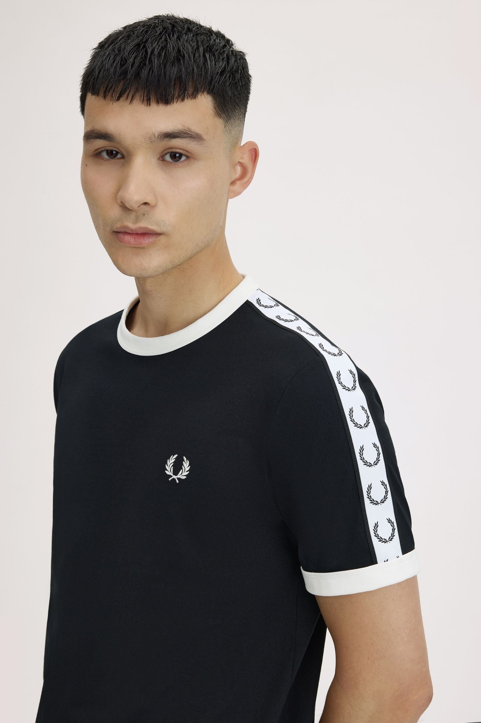 Fred Perry Fred Perry Erkek Regular Fit %100 Pamuklu Omuzdan Uzanan Logo Şeritli Yuvarlak Yaka Kısa Kollu Siyah T-Shirt M4620-102