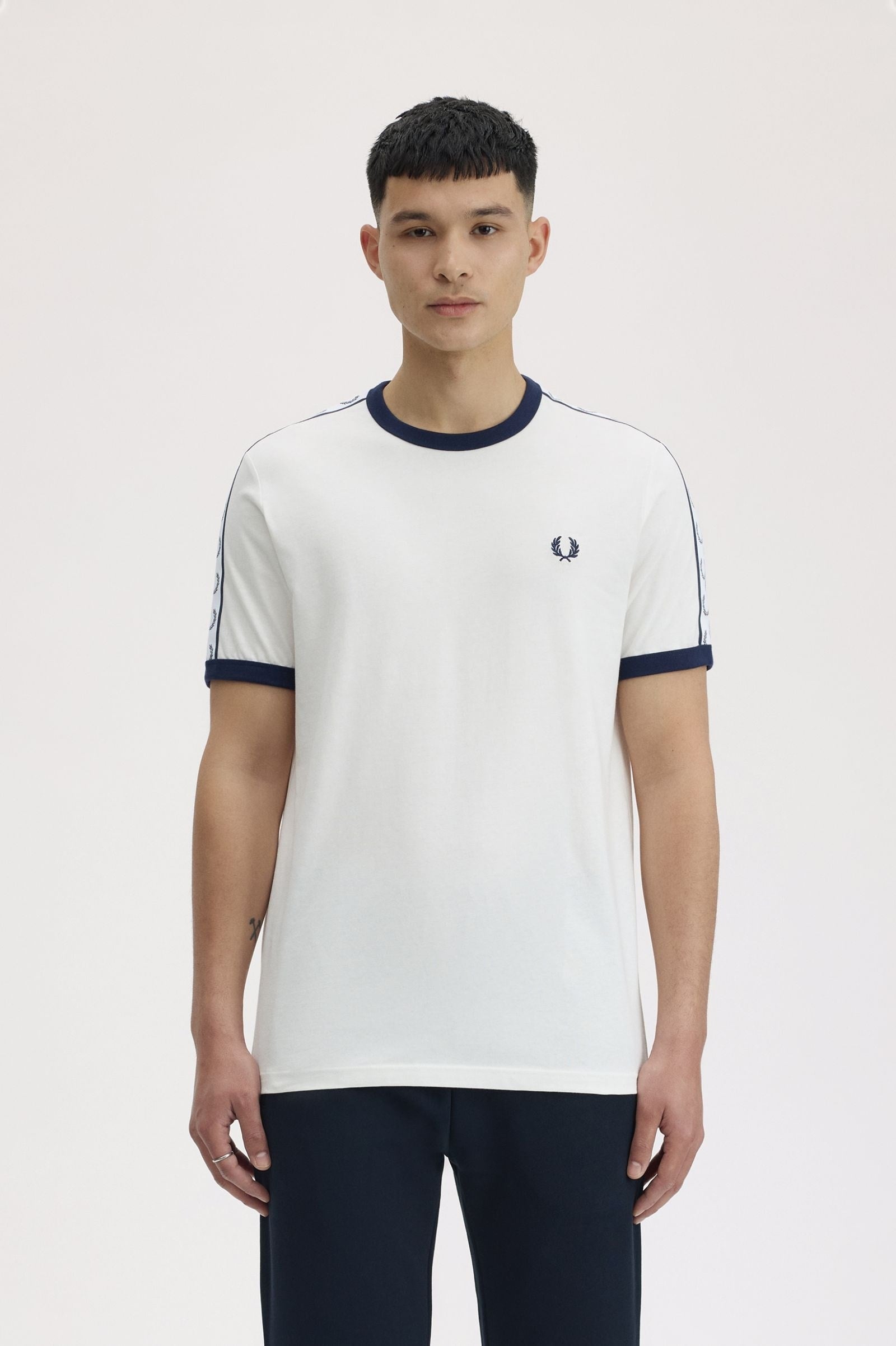 Fred Perry Fred Perry Erkek Regular Fit %100 Pamuklu Omuzdan Uzanan Logo Şeritli Yuvarlak Yaka Kısa Kollu Beyaz T-Shirt M4620-129