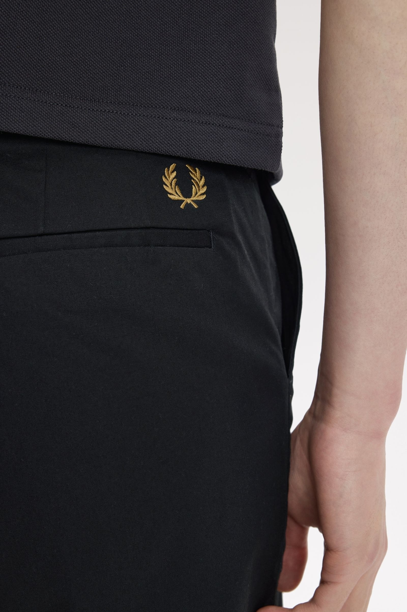Fred Perry Fred Perry Erkek Regular Fit Logo İşlemeli Gabardin Kumaşlı Siyah Şort S2301-102