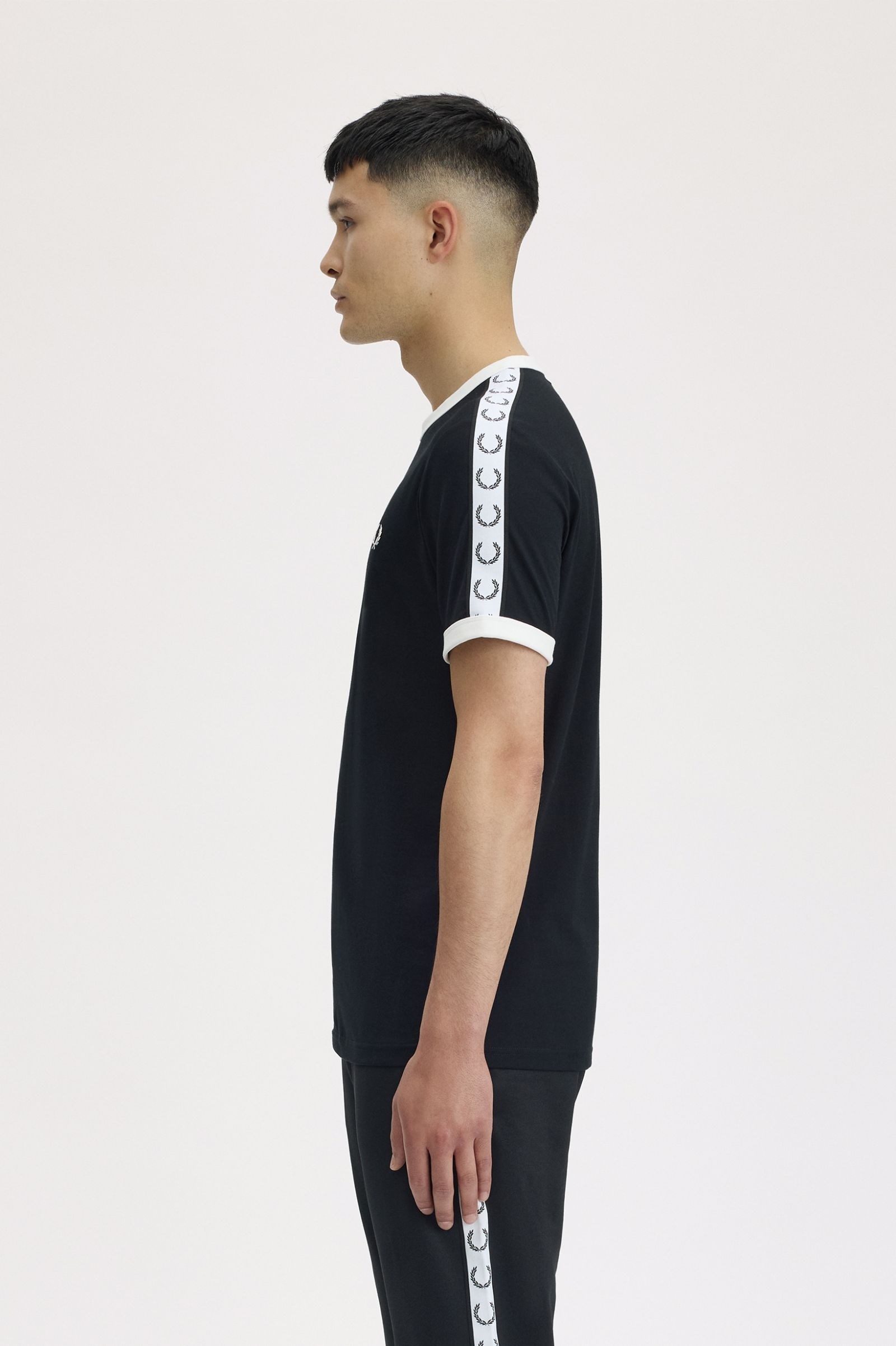 Fred Perry Fred Perry Erkek Regular Fit %100 Pamuklu Omuzdan Uzanan Logo Şeritli Yuvarlak Yaka Kısa Kollu Siyah T-Shirt M4620-102