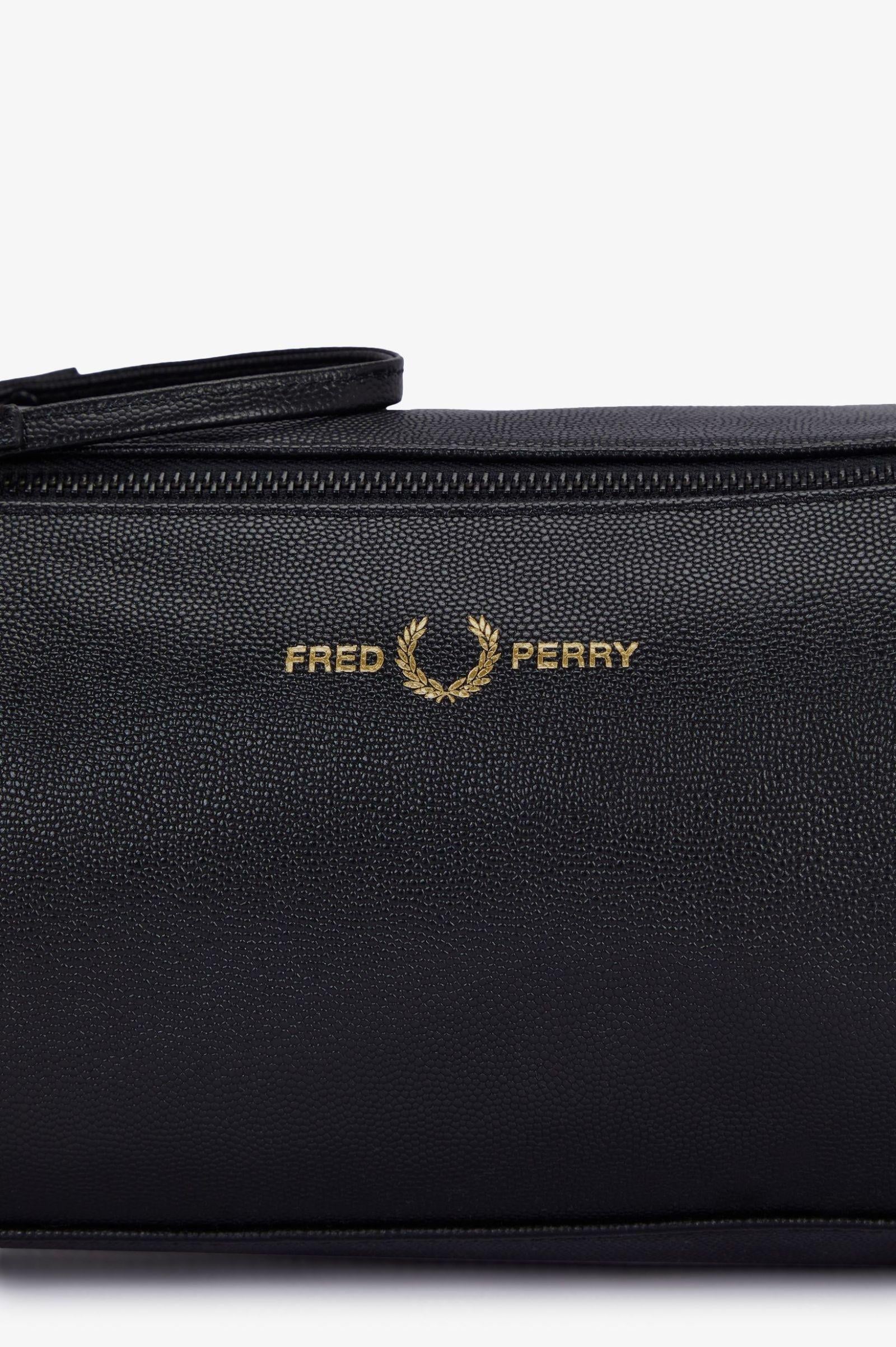 Fred Perry Fred Perry Erkek Yırtılmaya ve Suya Dayanıklı Logo Detaylı Dokulu %100 Deri Siyah Omuz Çantası L1196-102