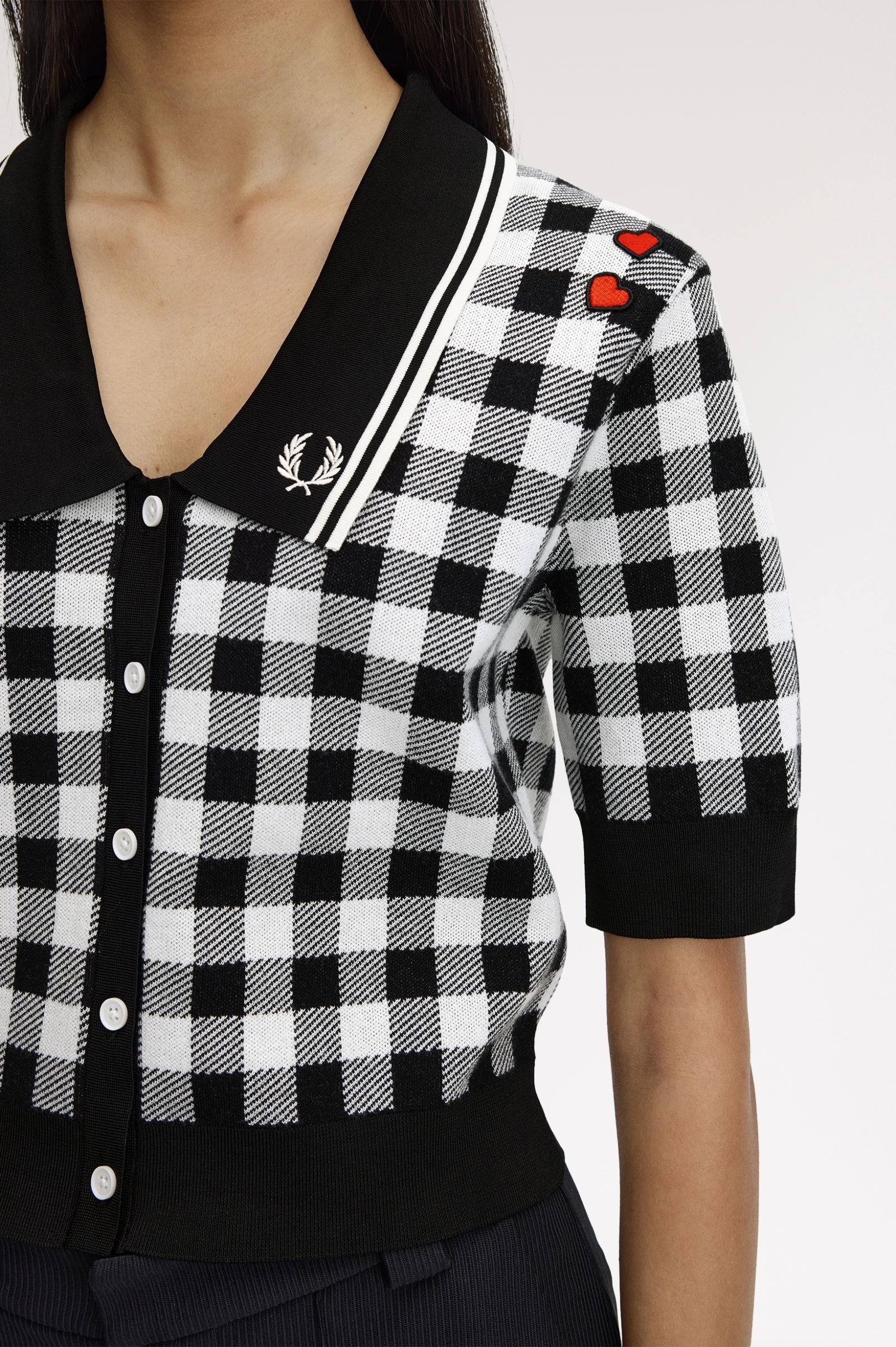 Fred Perry Fred Perry Kadın Normal Kalıp Kare Desenli Yakası Logo İşlemeli Kısa Kollu Siyah Gömlek SK2134-102