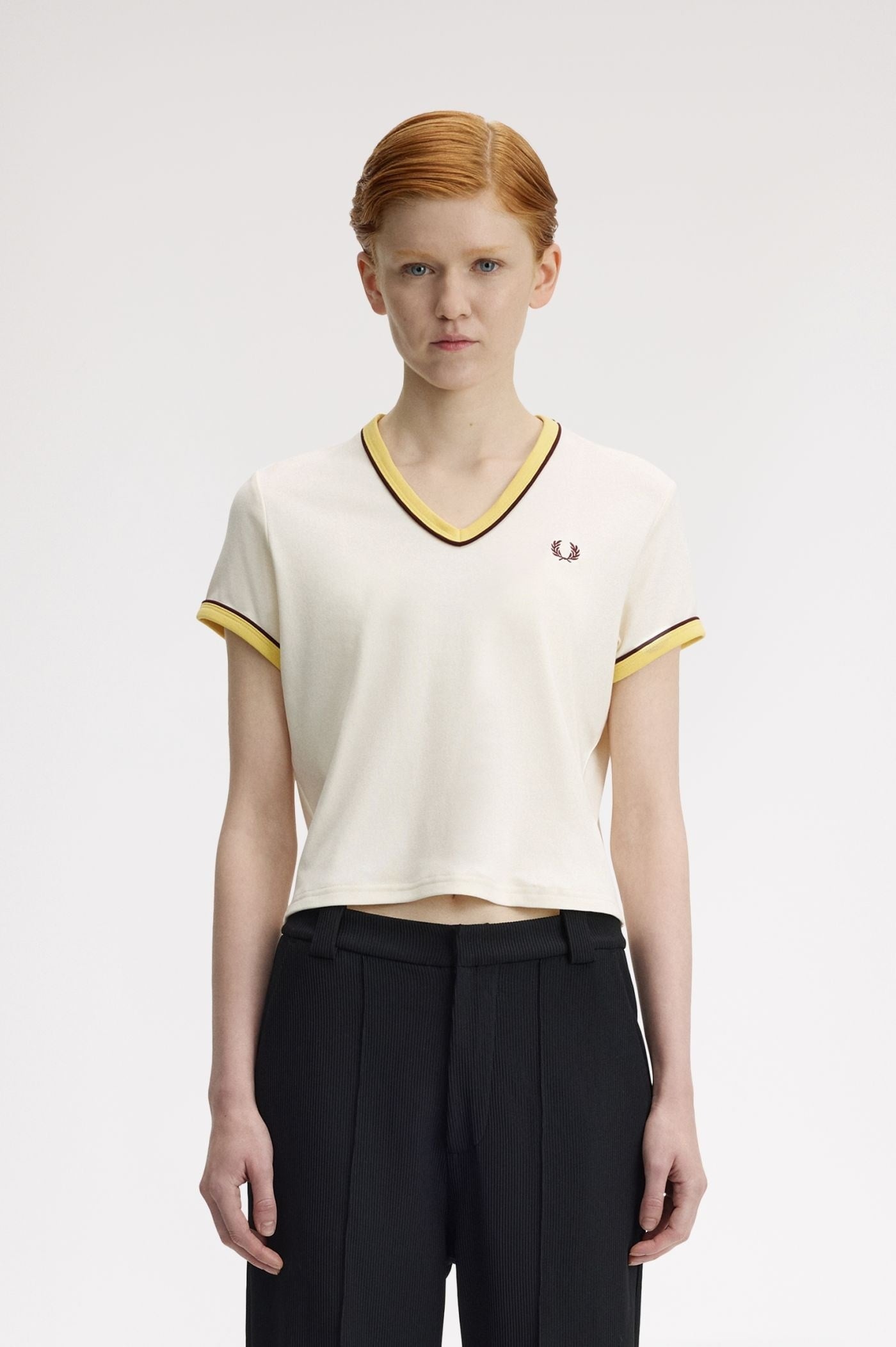 Fred Perry Fred Perry Kadın Normal Kesim Pamuklu Havlu Kumaş V Yaka Kısa Kollu Crop Ekru T-Shirt G2166-560