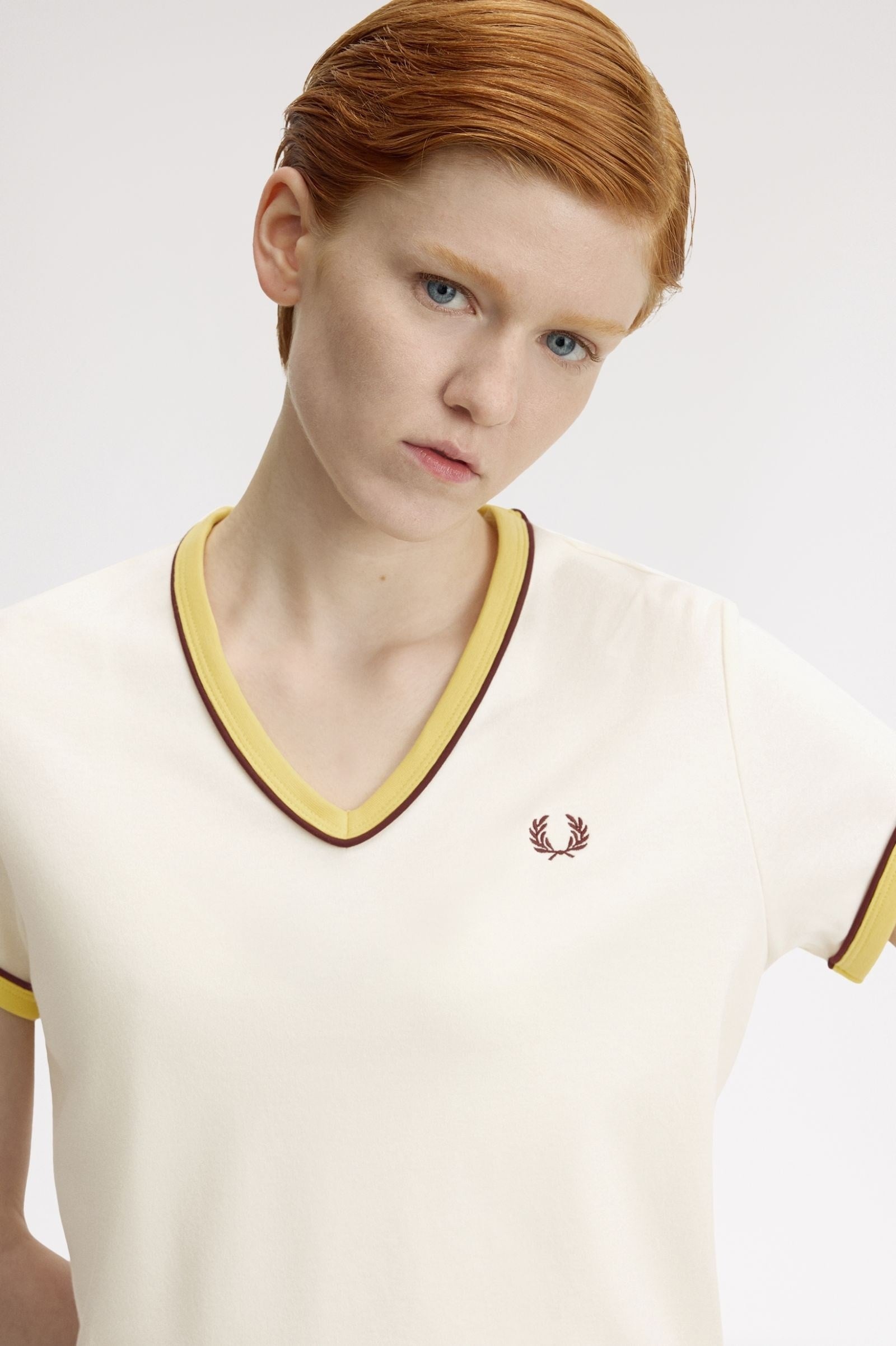 Fred Perry Fred Perry Kadın Normal Kesim Pamuklu Havlu Kumaş V Yaka Kısa Kollu Crop Ekru T-Shirt G2166-560