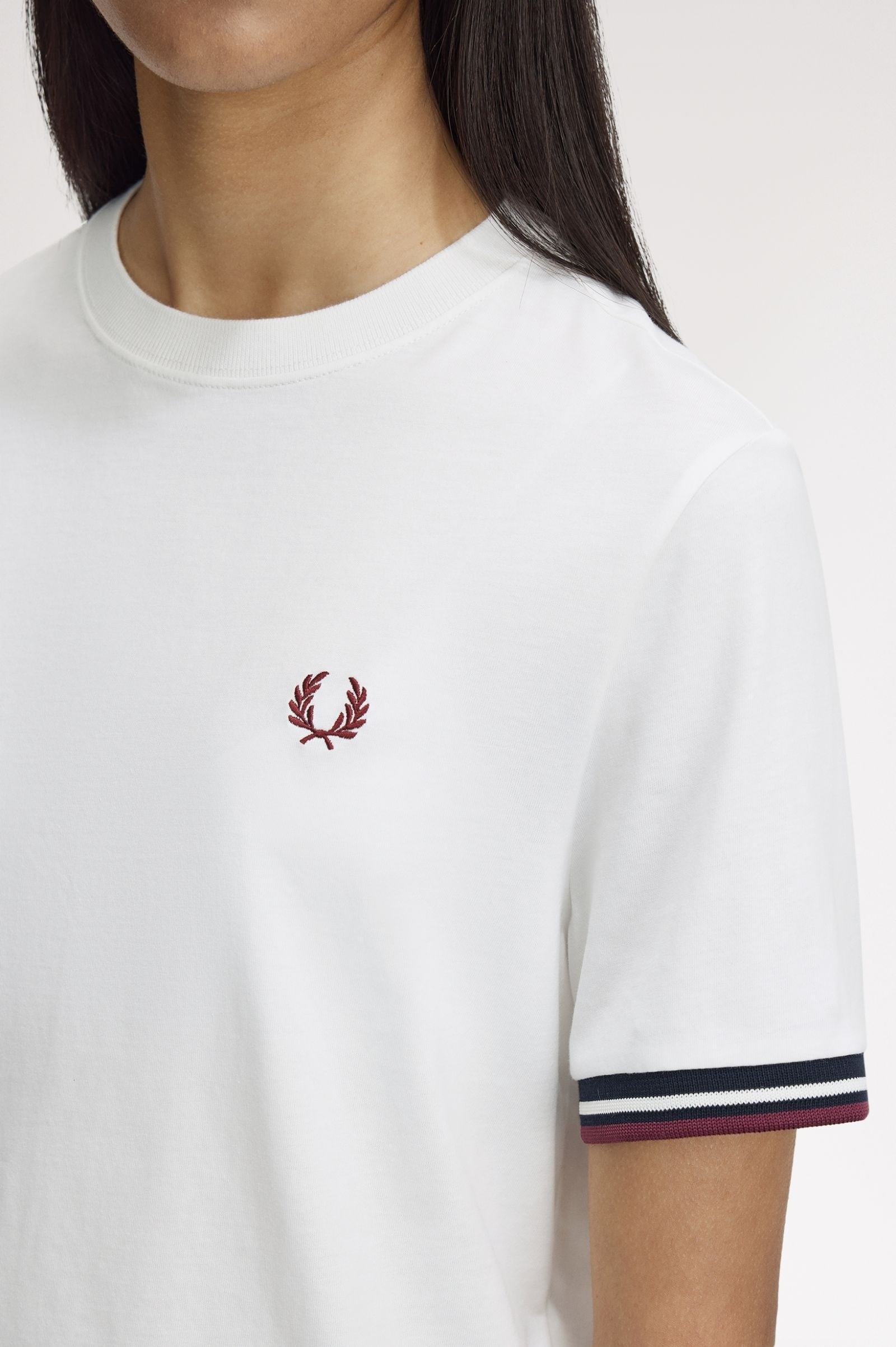 Fred Perry Fred Perry Kadın Normal Kesim Yuvarlak Yakalı Logo İşlemeli Kolu Çizgi Desenli Beyaz T-Shirt G2162-129
