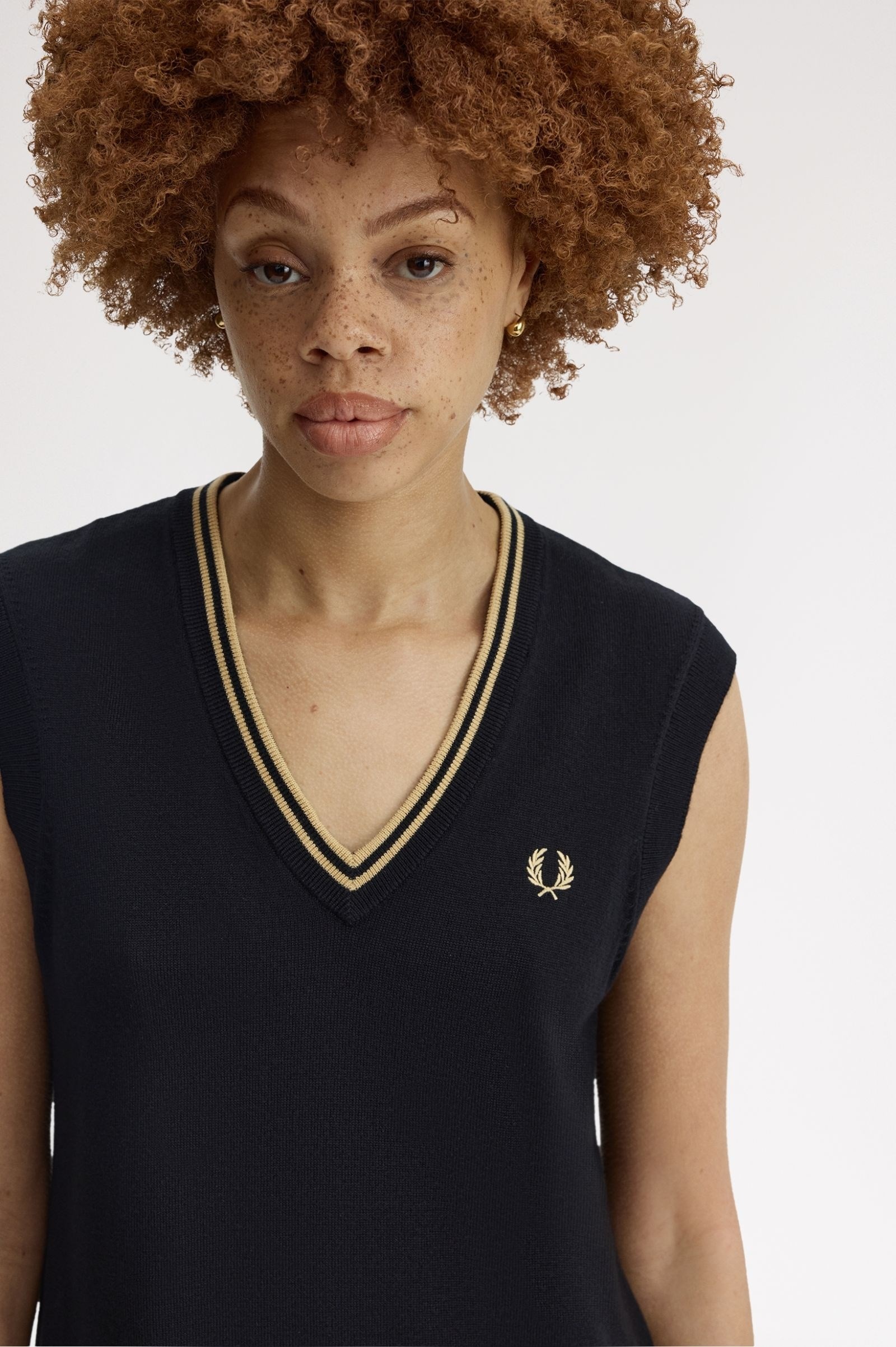 Fred Perry Fred Perry Kadın Normal Kesim V Yaka Pamuk ve Merinos Yünü Karışımlı Kolsuz Siyah Elbise D2178-90A