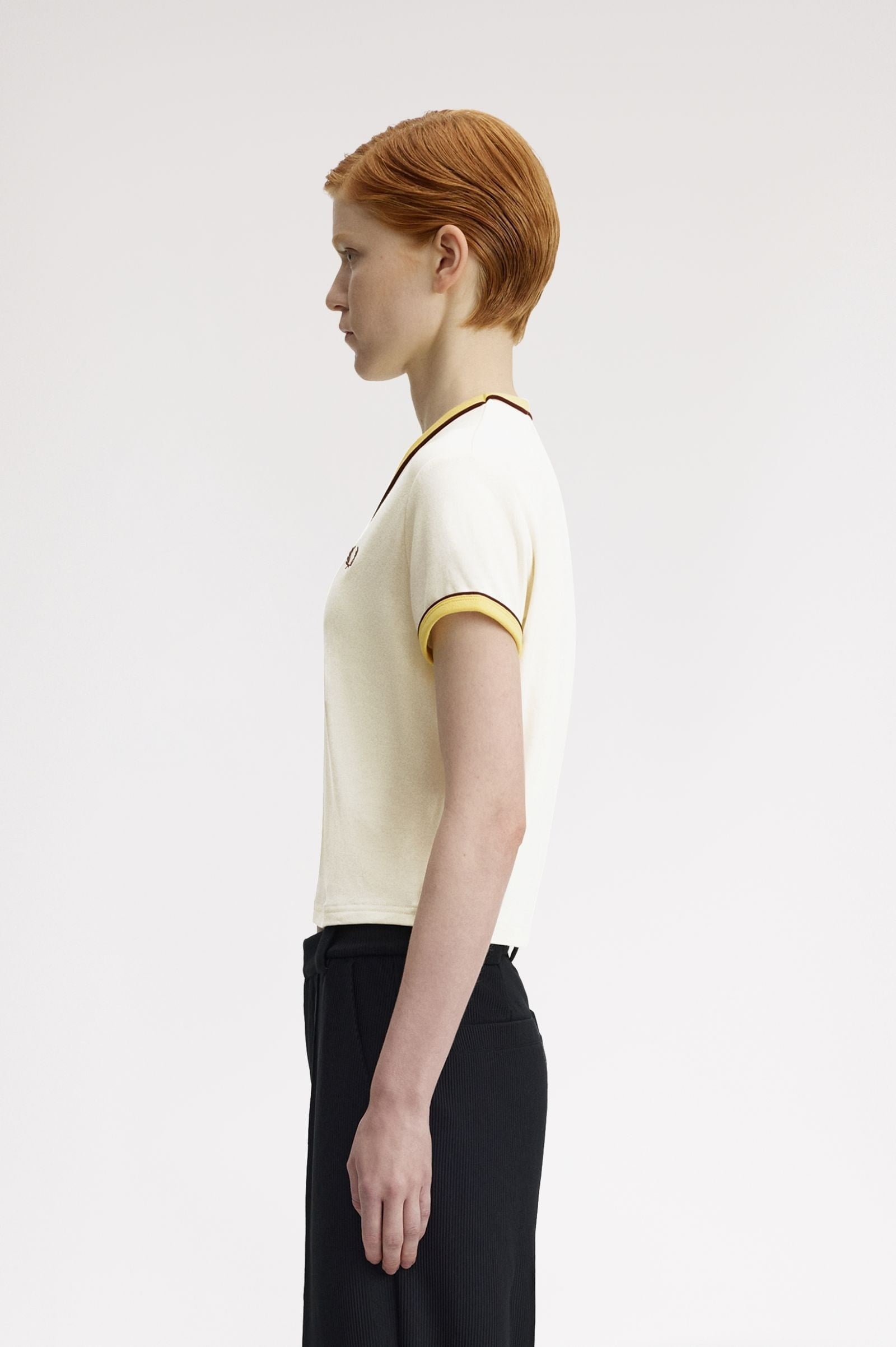 Fred Perry Fred Perry Kadın Normal Kesim Pamuklu Havlu Kumaş V Yaka Kısa Kollu Crop Ekru T-Shirt G2166-560