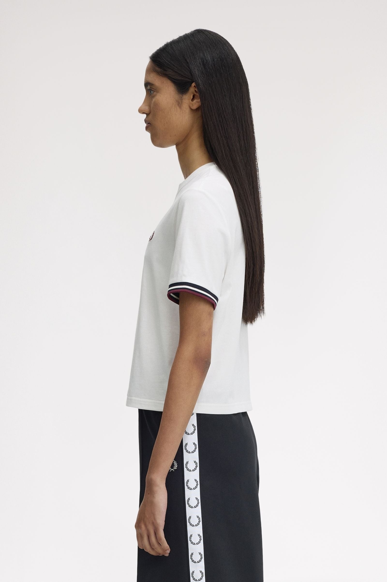 Fred Perry Fred Perry Kadın Normal Kesim Yuvarlak Yakalı Logo İşlemeli Kolu Çizgi Desenli Beyaz T-Shirt G2162-129
