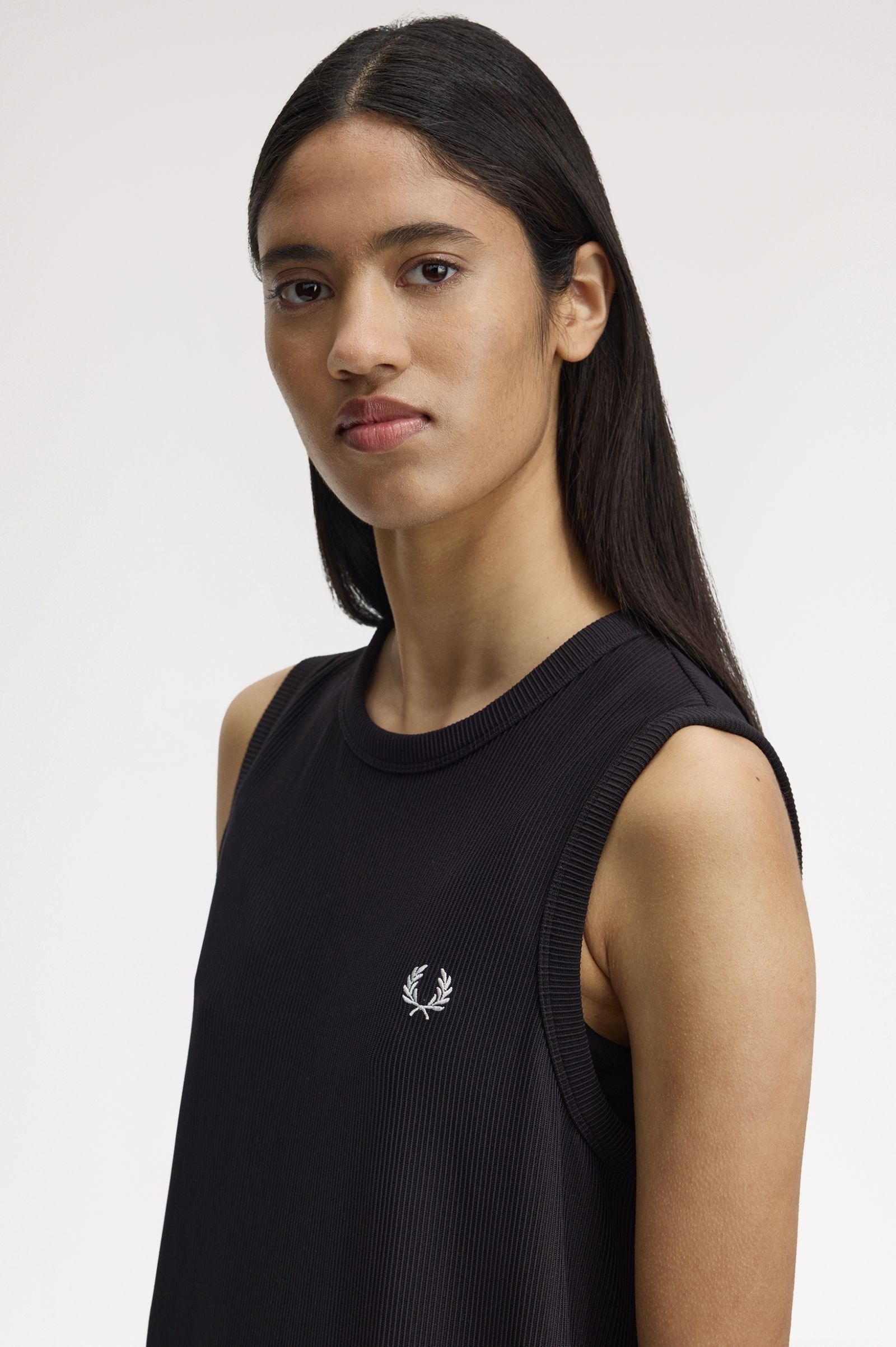 Fred Perry Fred Perry Kadın Rahat Kesim Yuvarlak Yakalı Fitilli Triko Midi Boy Siyah Elbise D2175-102