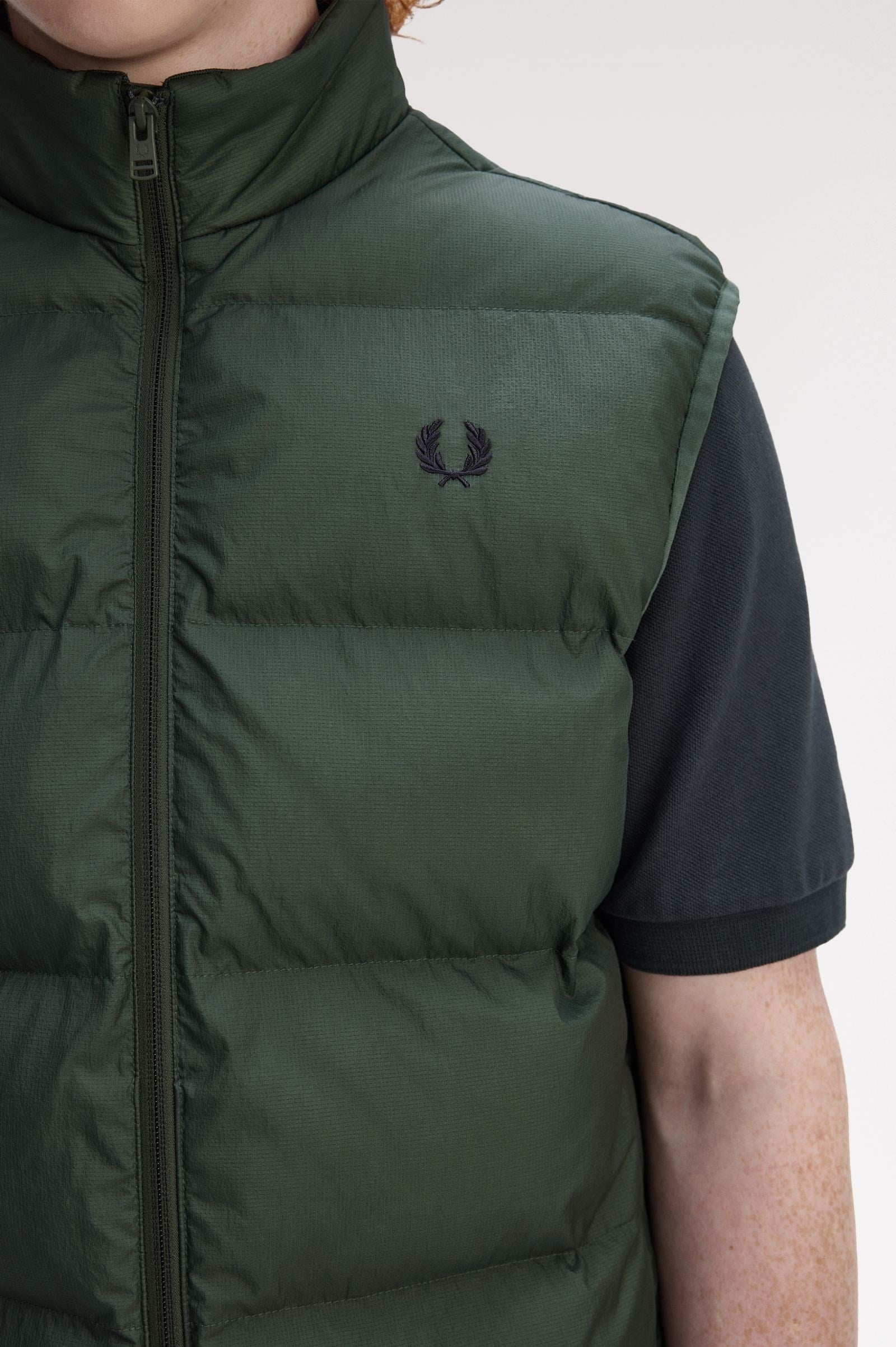 Fred Perry Fred Perry Unısex Dik Yaka Su Tutmayan ve Nefes Alabilir Kumaş Kolsuz Yeşil Yelek J8522-X89