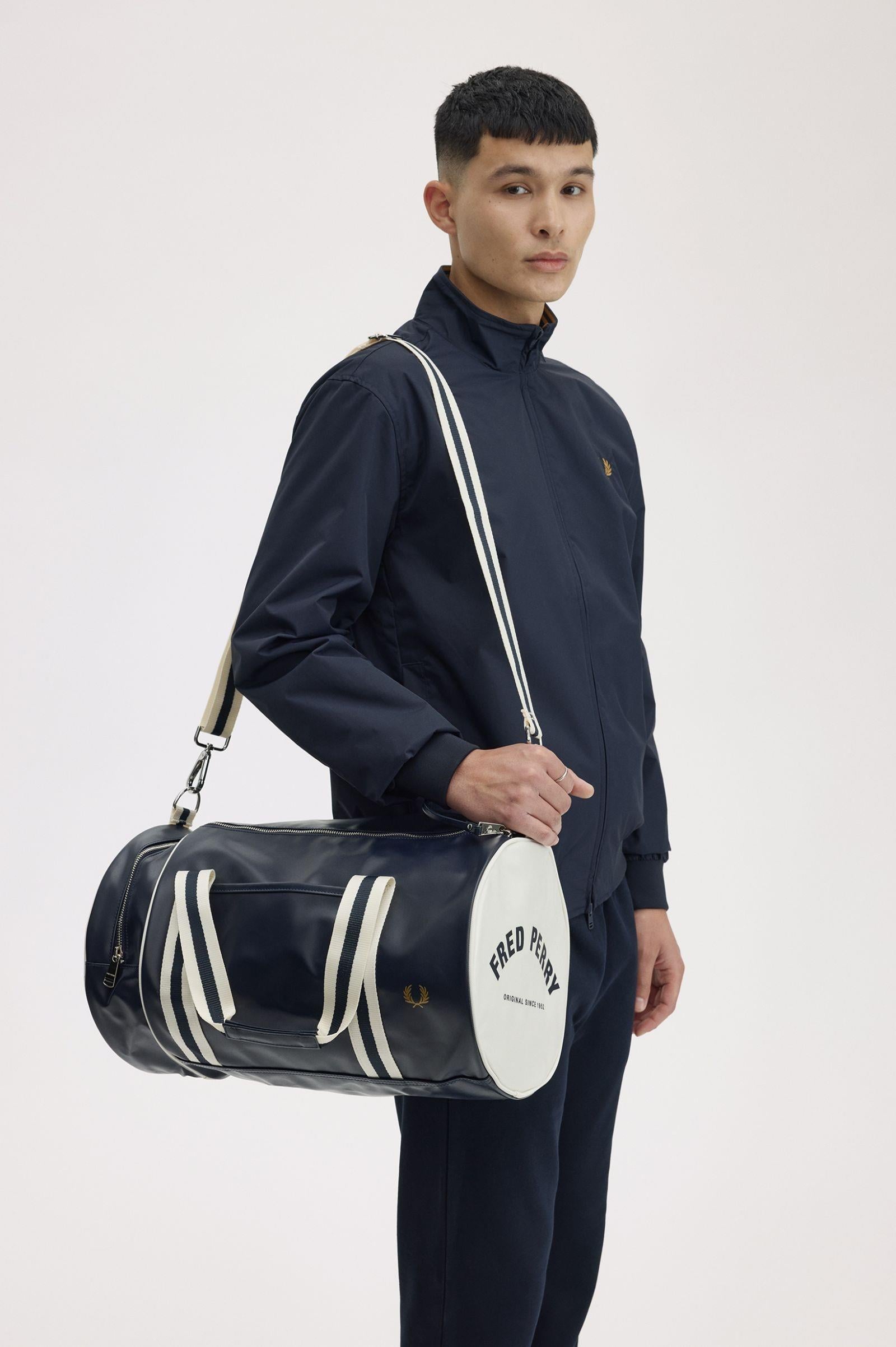 Fred Perry Fred Perry Unısex Geniş İç Hacimli Kısa ve Uzun Askılı Ekstra Fermuar Bölmeli Lacivert Omuz Çantası L7255-635