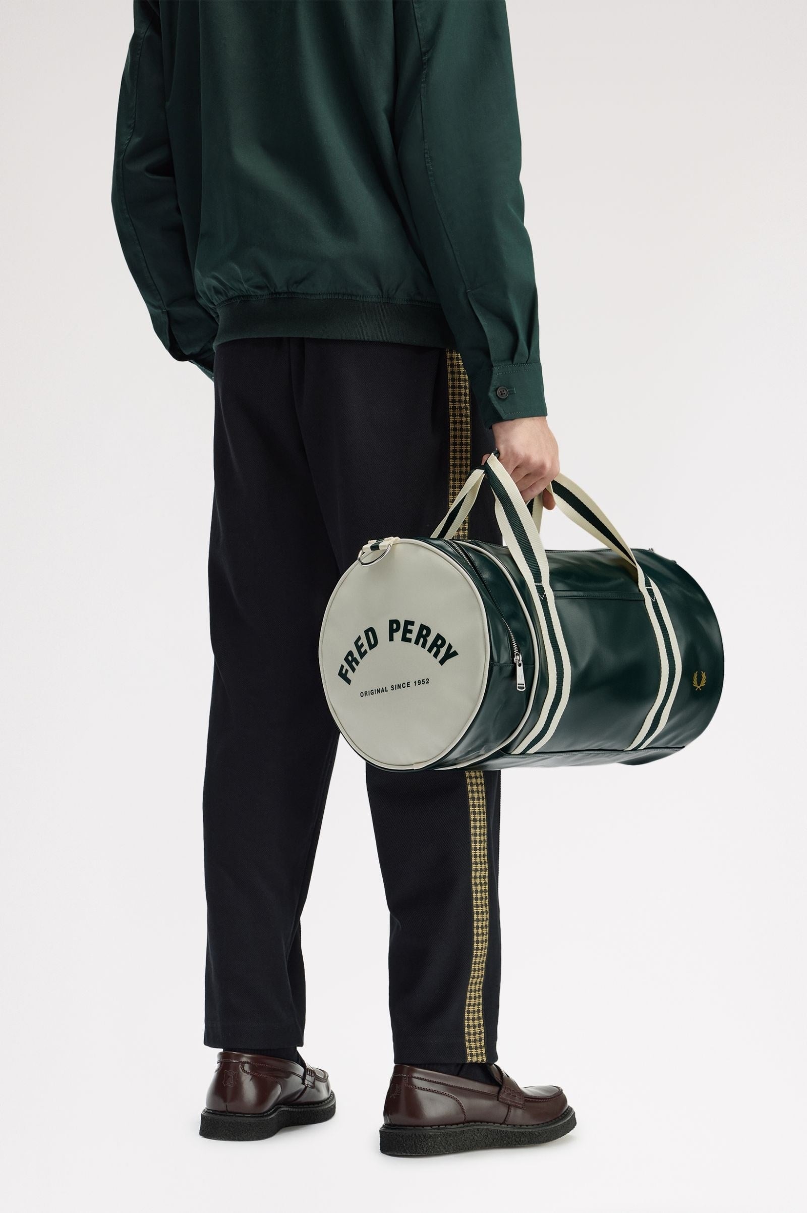 Fred Perry Fred Perry Unısex Geniş İç Hacimli Kısa ve Uzun Askılı Ekstra Fermuar Bölmeli Yeşil Omuz Çantası L7255-81A