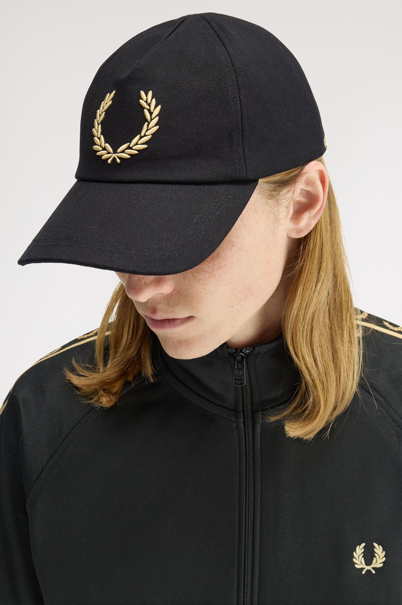 Fred Perry Fred Perry Unısex Nakış İşlemeli Defne Çelengi Ayarlanabilir Mat Tokalı Pamuklu Kanvas Siyah Şapka HW2307-90A