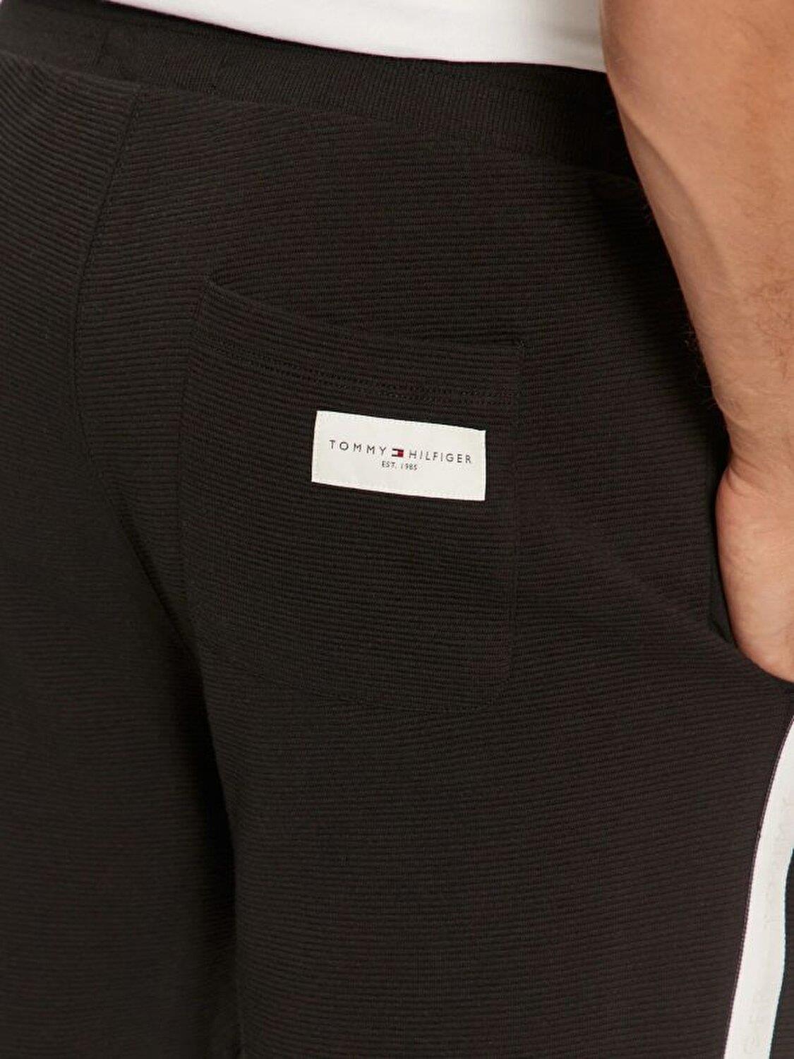 Tommy Hilfiger Tommy Hilfiger Erkek Düz Model Dar Paçalı Cepli Elastik Belli Siyah Eşofman Altı UM0UM03013-BDS