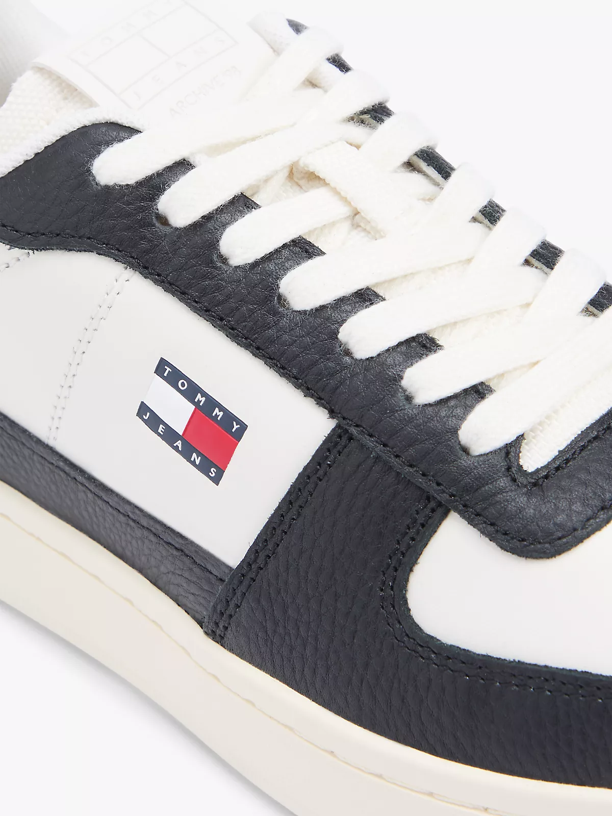 Tommy Hilfiger Tommy Hilfiger Erkek Logo Detaylı Düşük Bilekli Deri Beyaz Sneaker EM0EM01685-0K9
