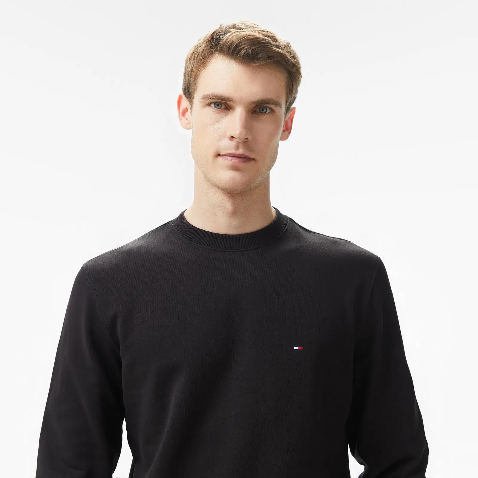Tommy Hilfiger Tommy Hilfiger Erkek Pamuklu Normal Kalıp Yuvarlak Yakalı Uzun Kollu Siyah Sweatshirt MW0MW37237-BDS