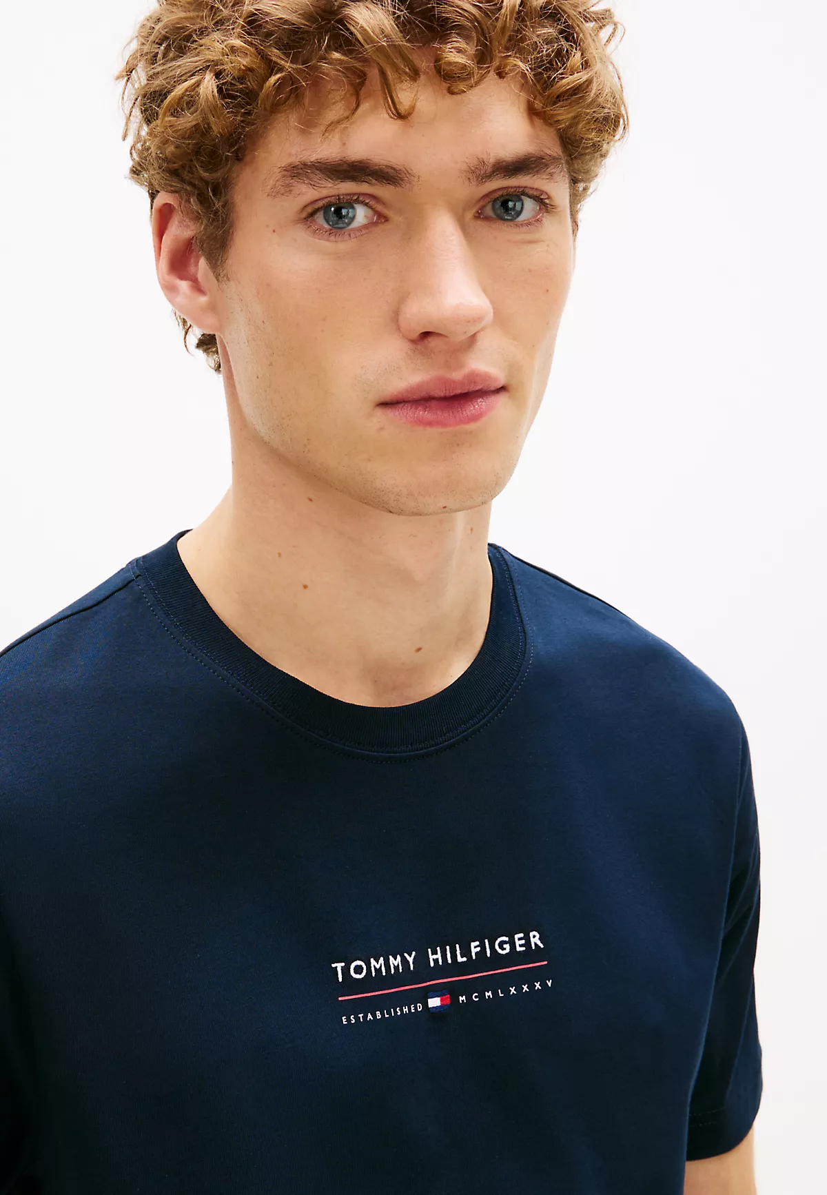 Tommy Hilfiger Tommy Hilfiger Erkek Regular Fit Yuvarlak Yakalı Logo Desenli Pamuklu Kısa Kollu Lacivert T-Shirt MW0MW42363-DW5