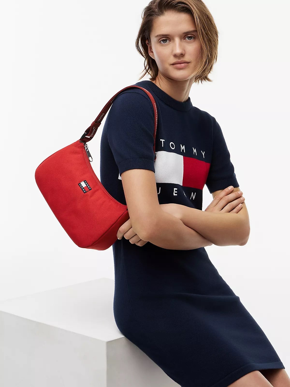 Tommy Hilfiger Tommy Hilfiger Kadın Ayarlanabilir Askılı İkonik Bayrak Logo Etiketli Fermuarlı İç Cepli Kırmızı Çanta AW0AW18768-XMP