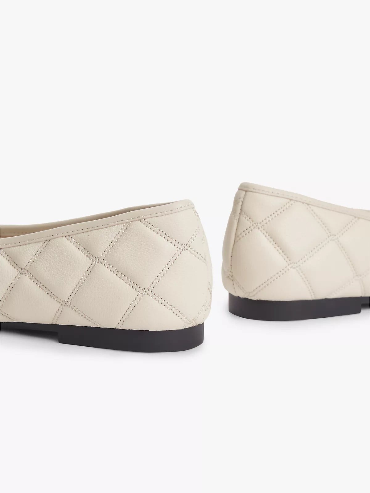 Tommy Hilfiger Tommy Hilfiger Kadın Baklava Kesim Deri Burun Ucu TH Metal Logo Aksesuar Bej Ayakkabı FW0FW09503-ACI