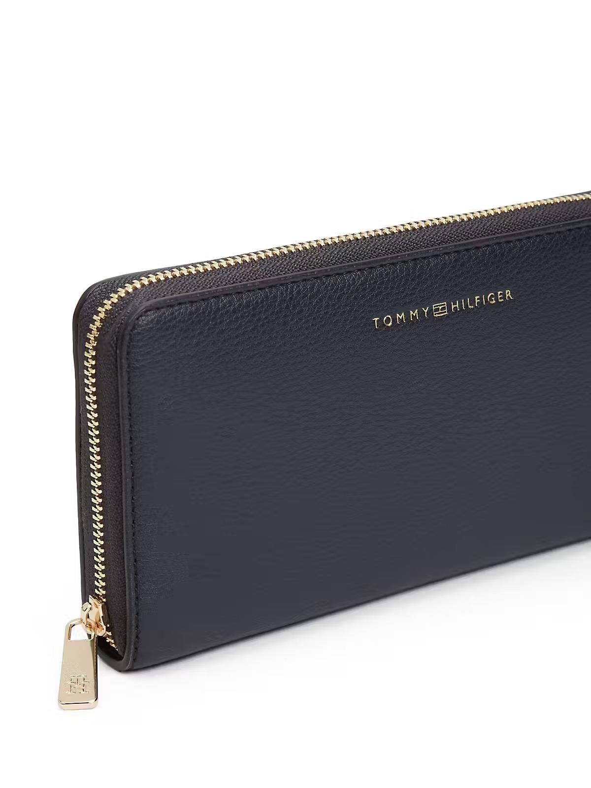 Tommy Hilfiger Tommy Hilfiger Kadın Deri Fermuar Kapama Metal Logo Kart Ve Nakit Bölmeli Lacivert Cüzdan AW0AW18125-DW6