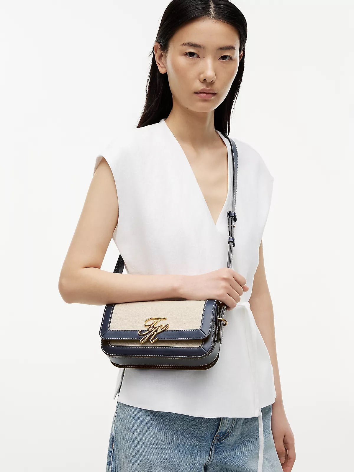 Tommy Hilfiger Tommy Hilfiger Kadın Deri Metal Toka Kapamalı Ayarlanabilir Kayış Lacivert Omuz Çantası AW0AW18737-DW6