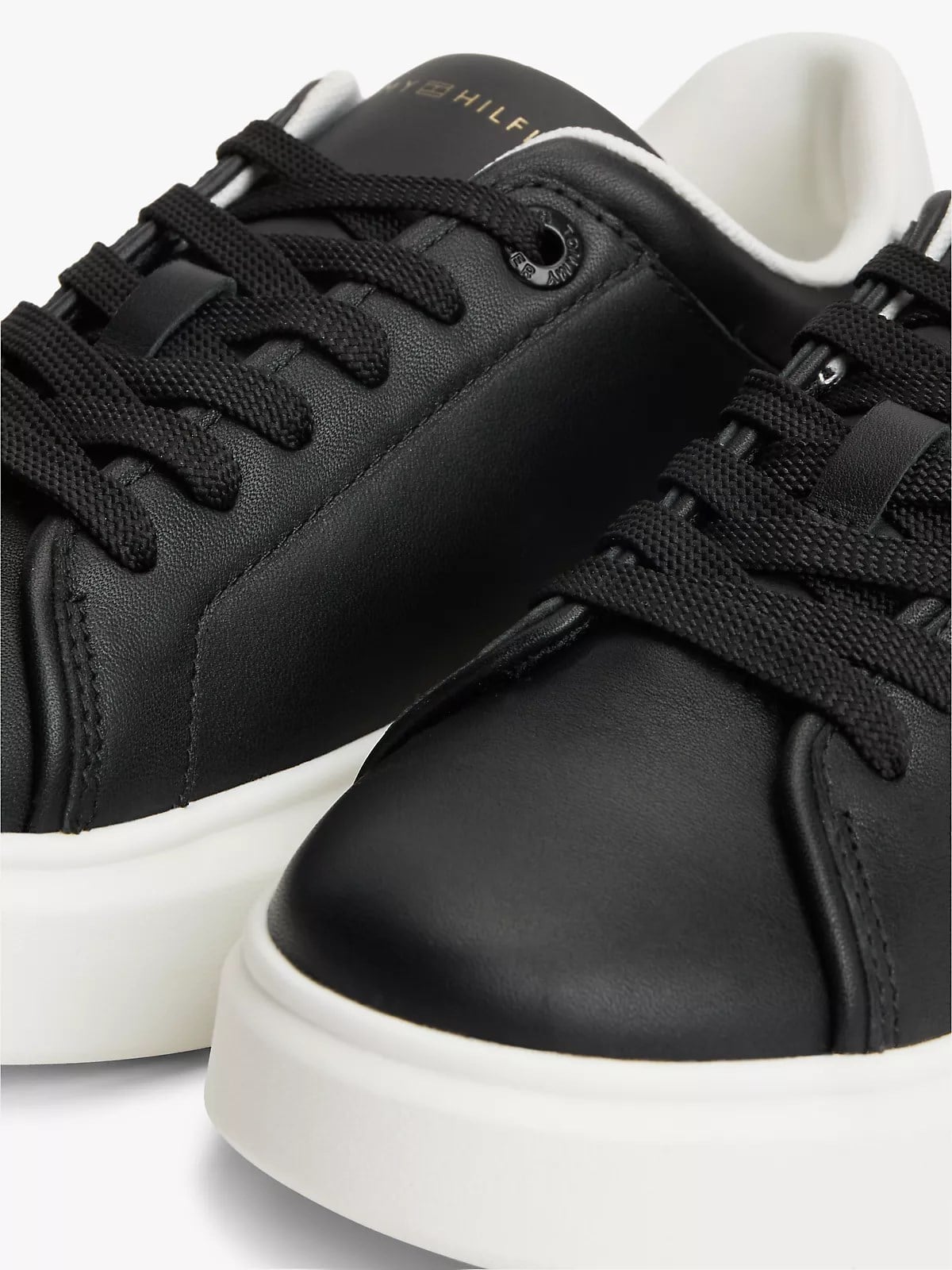 Tommy Hilfiger Tommy Hilfiger Kadın Deri Detaylı Düşük Bilekli Rahat Taban Siyah Sneaker FW0FW09396-BDS
