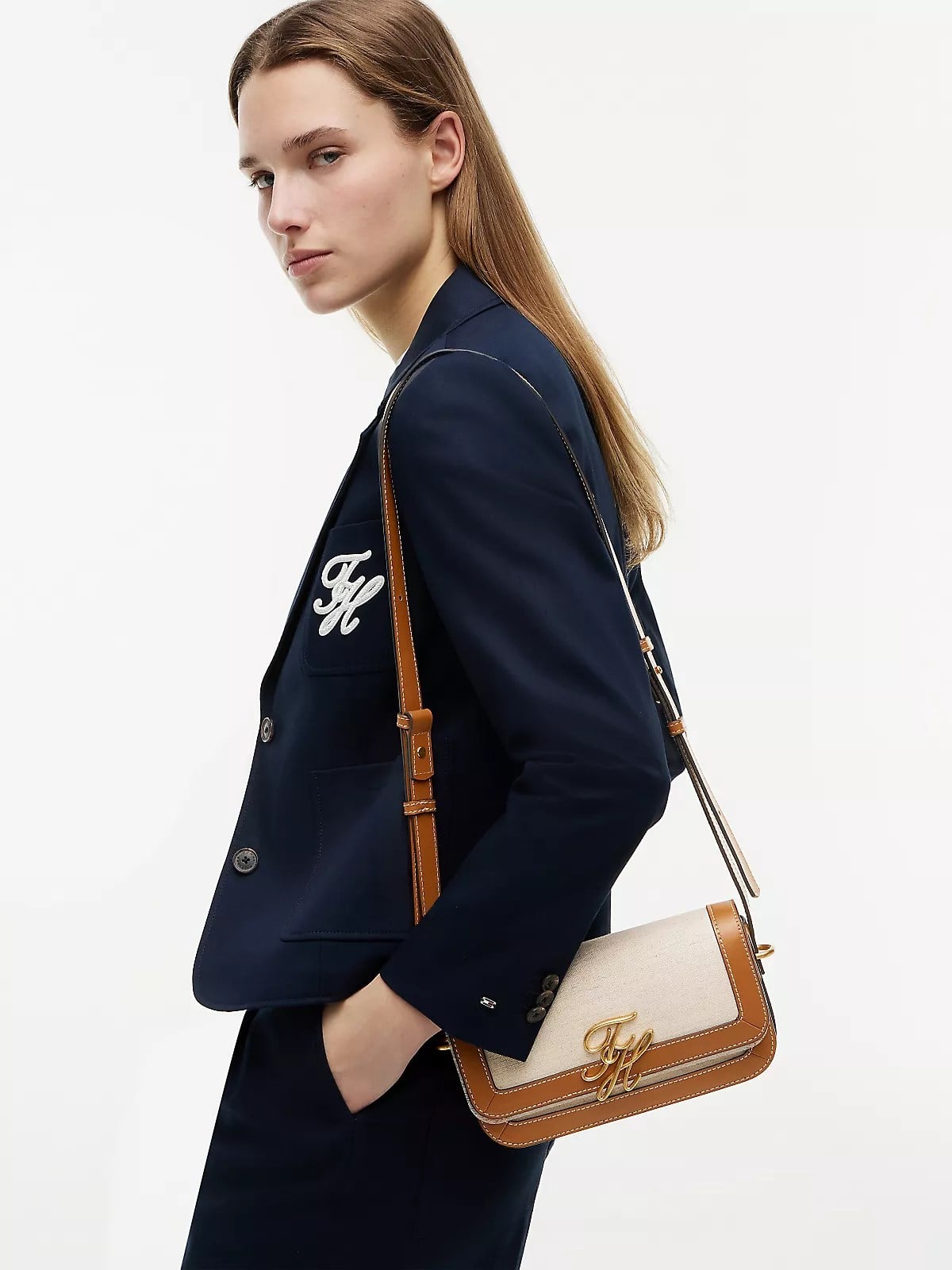 Tommy Hilfiger Tommy Hilfiger Kadın Deri Metal Toka Kapamalı Ayarlanabilir Kayış Kahverengi Omuz Çantası AW0AW18737-GB8