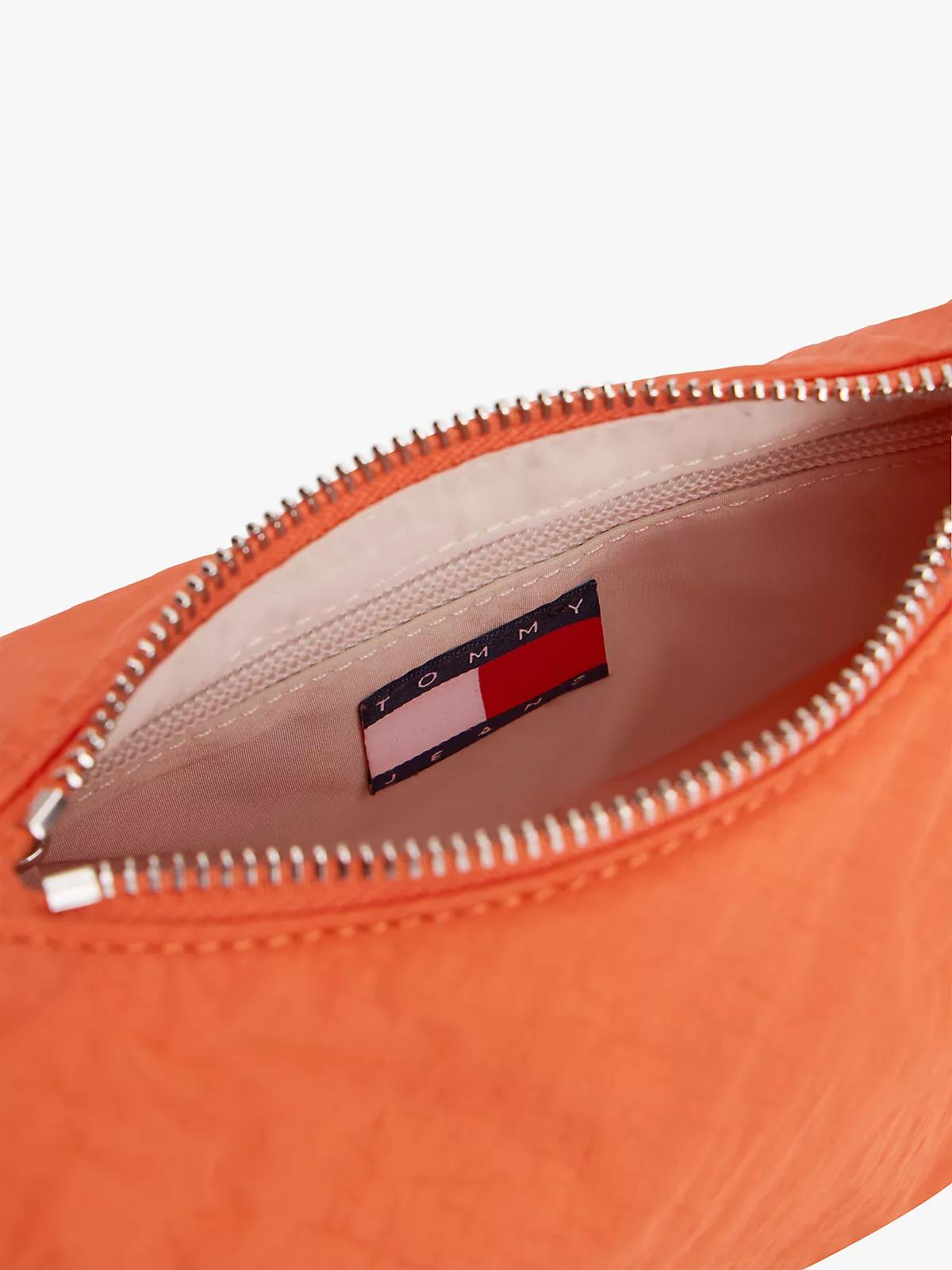 Tommy Hilfiger Tommy Hilfiger Kadın Dokulu Kumaş Fermuarlı İç Cepli Logo Aksesuarlı Turuncu Omuz Çantası AW0AW18068-SCQ