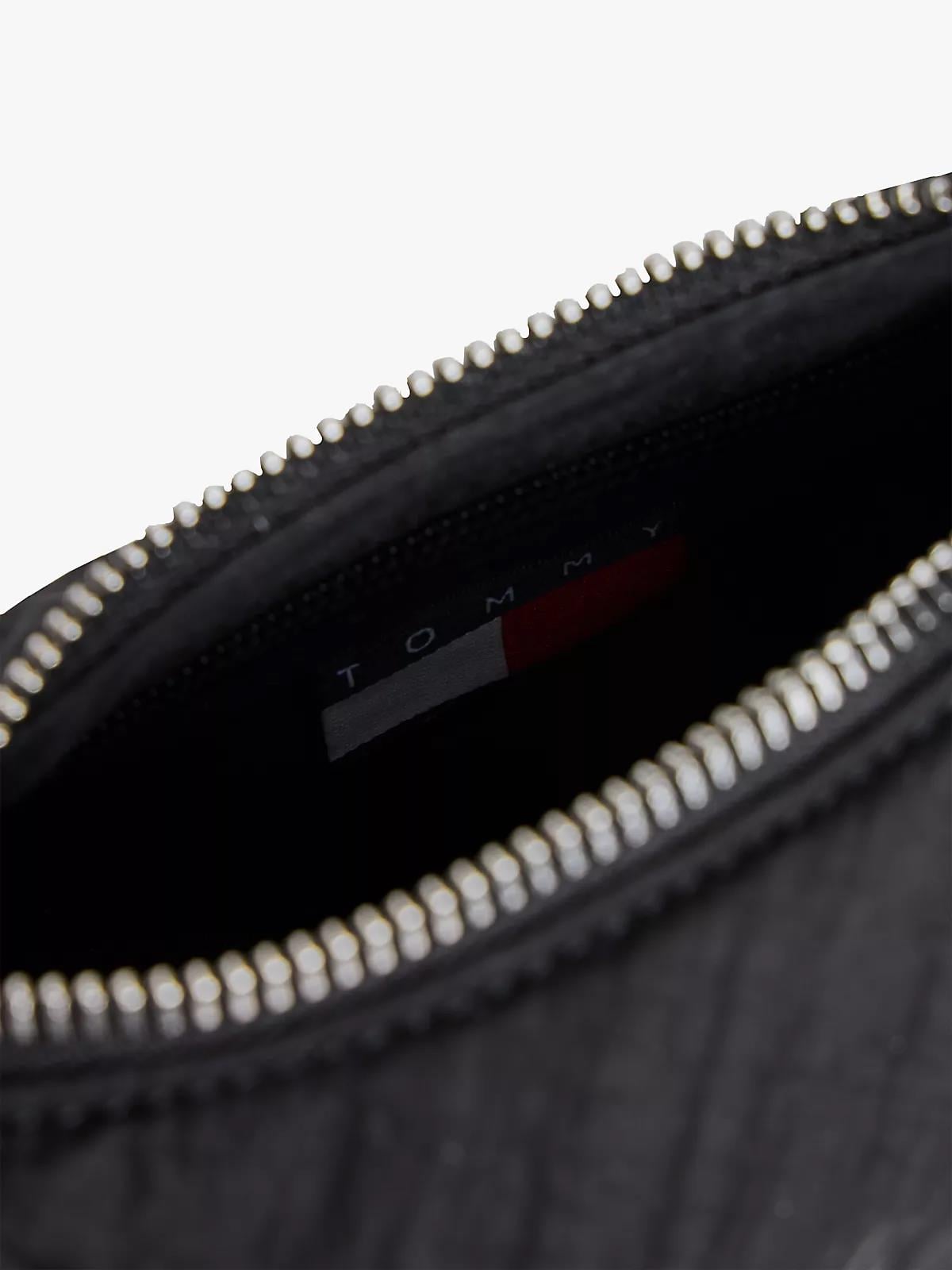 Tommy Hilfiger Tommy Hilfiger Kadın Dokulu Kumaş Fermuarlı İç Cepli Logo Aksesuarlı Siyah Omuz Çantası AW0AW18068-BDS