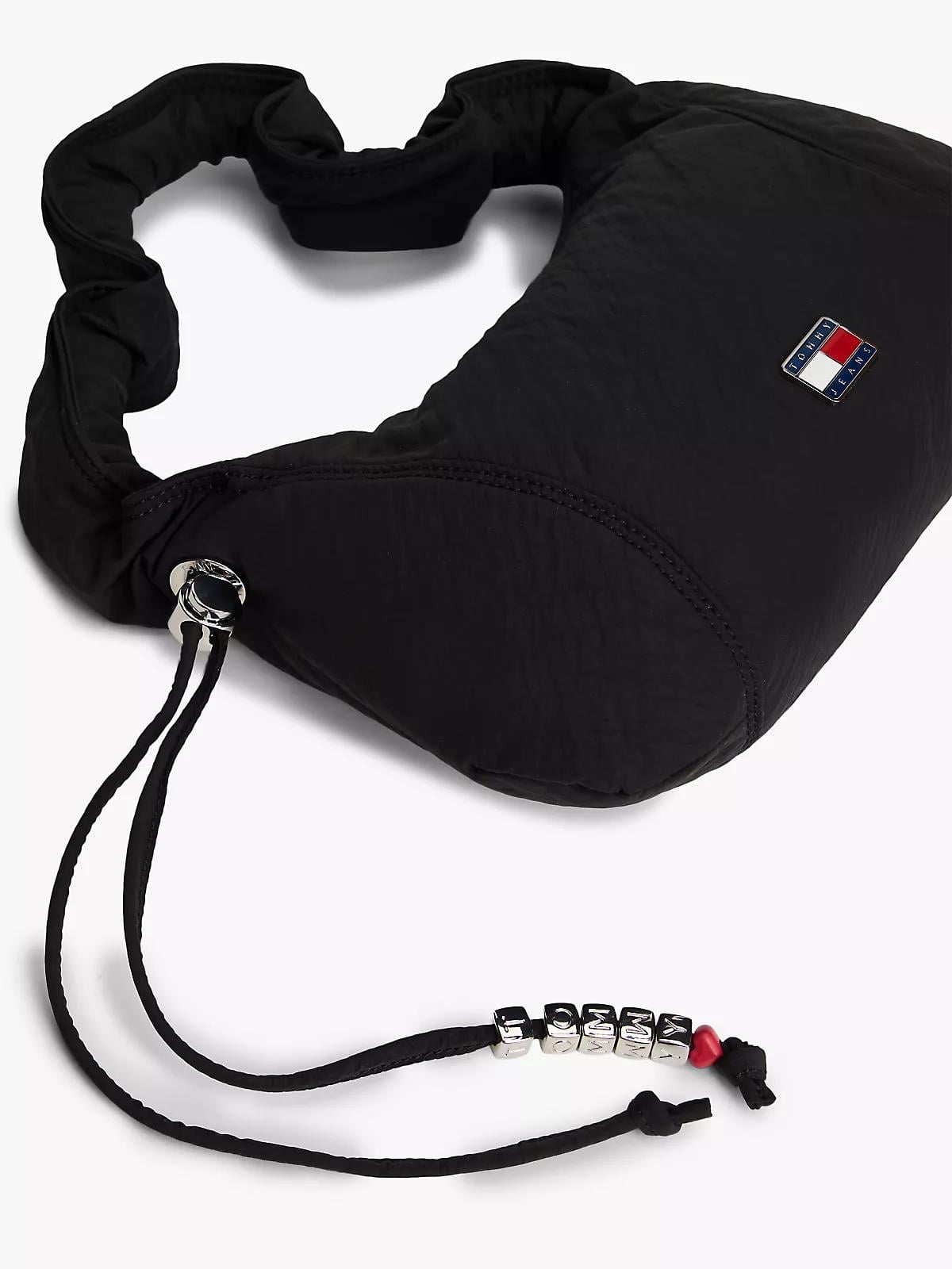 Tommy Hilfiger Tommy Hilfiger Kadın Dokulu Kumaş Fermuarlı İç Cepli Logo Aksesuarlı Siyah Omuz Çantası AW0AW18068-BDS