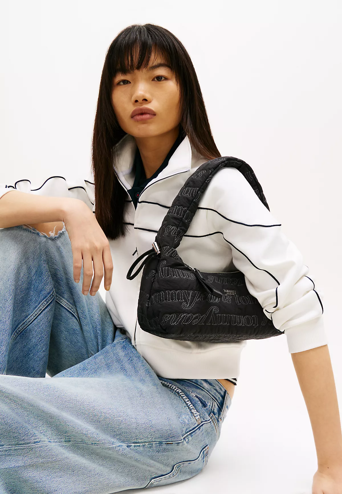Tommy Hilfiger Tommy Hilfiger Kadın İşleme Desenli Kısa Askılı Fermuarlı Siyah Omuz Çantası AW0AW18467-BDS