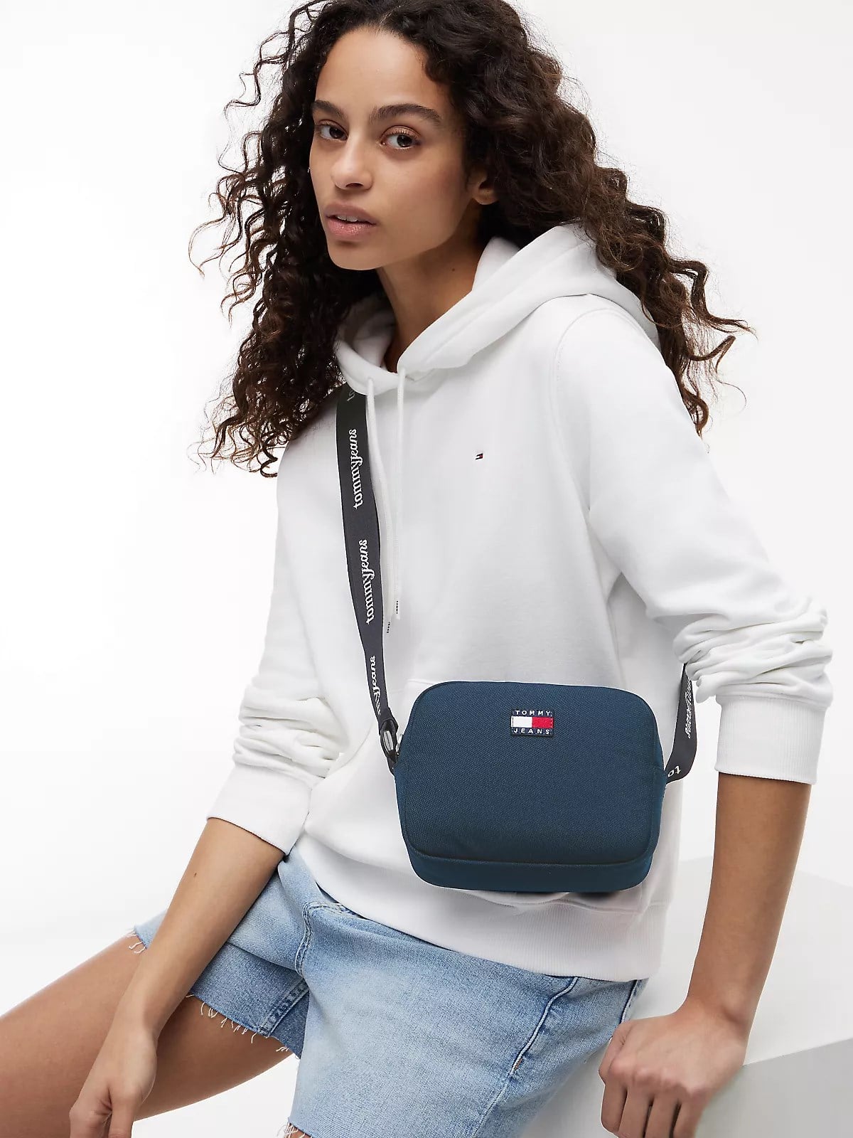 Tommy Hilfiger Tommy Hilfiger Kadın Logo Baskılı Ayarlanabilir Omuz Askılı Logo Etiketli Lacivert Çanta AW0AW18769-C1G