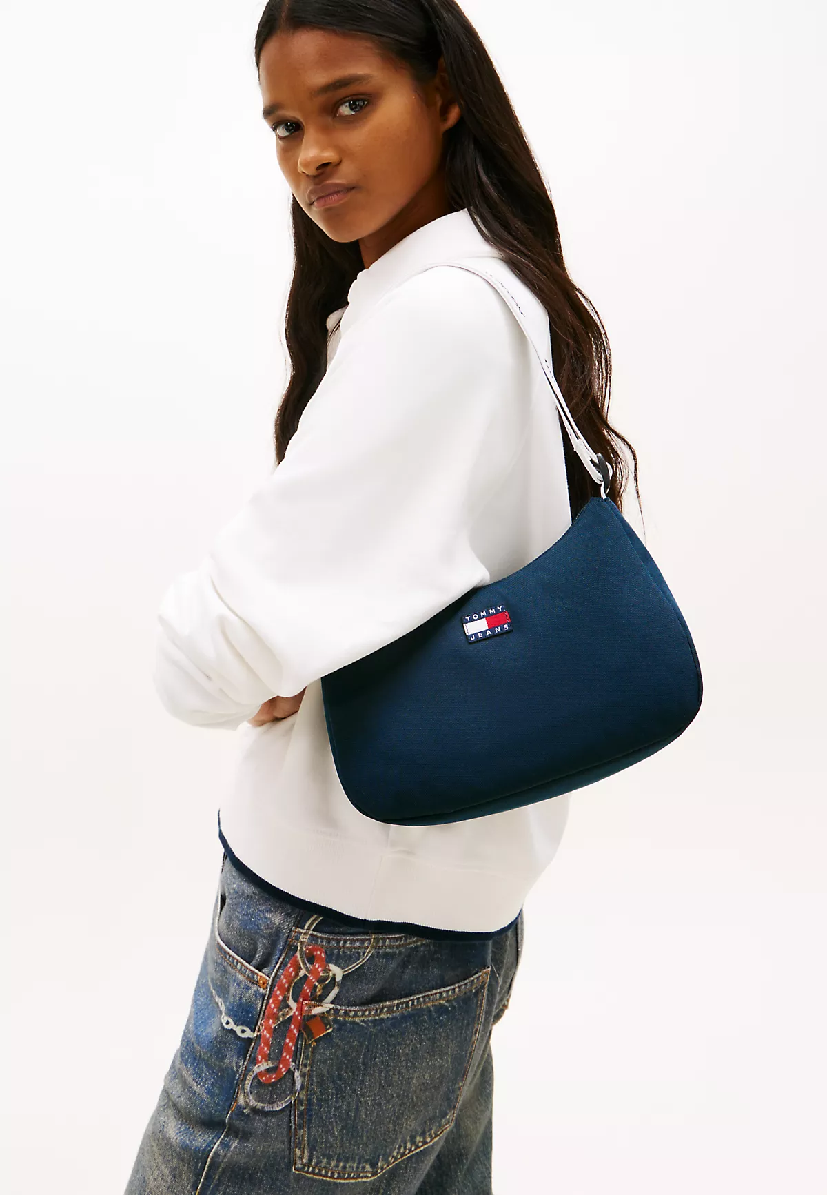 Tommy Hilfiger Tommy Hilfiger Kadın Omuzda Çapraz Askılı Fermuar Kapama Keten Kumaş Lacivert Omuz Çantası AW0AW18463-C1G
