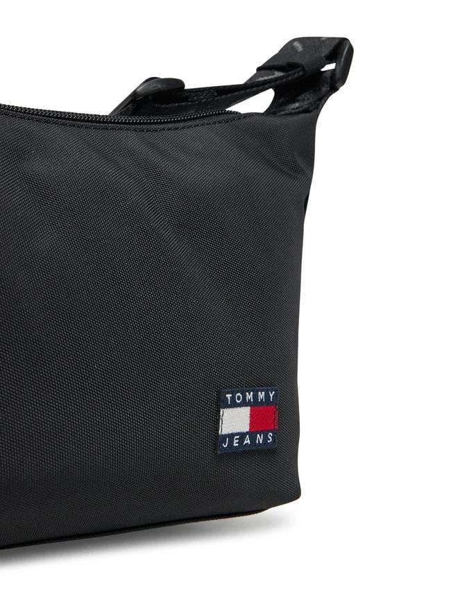 TOMMY HILFIGER Tommy Hilfiger Kadın Ön Tarafta Kabartmalı Logo İç Bölmeli Siyah Omuz Çantası AW0AW17287-BDS