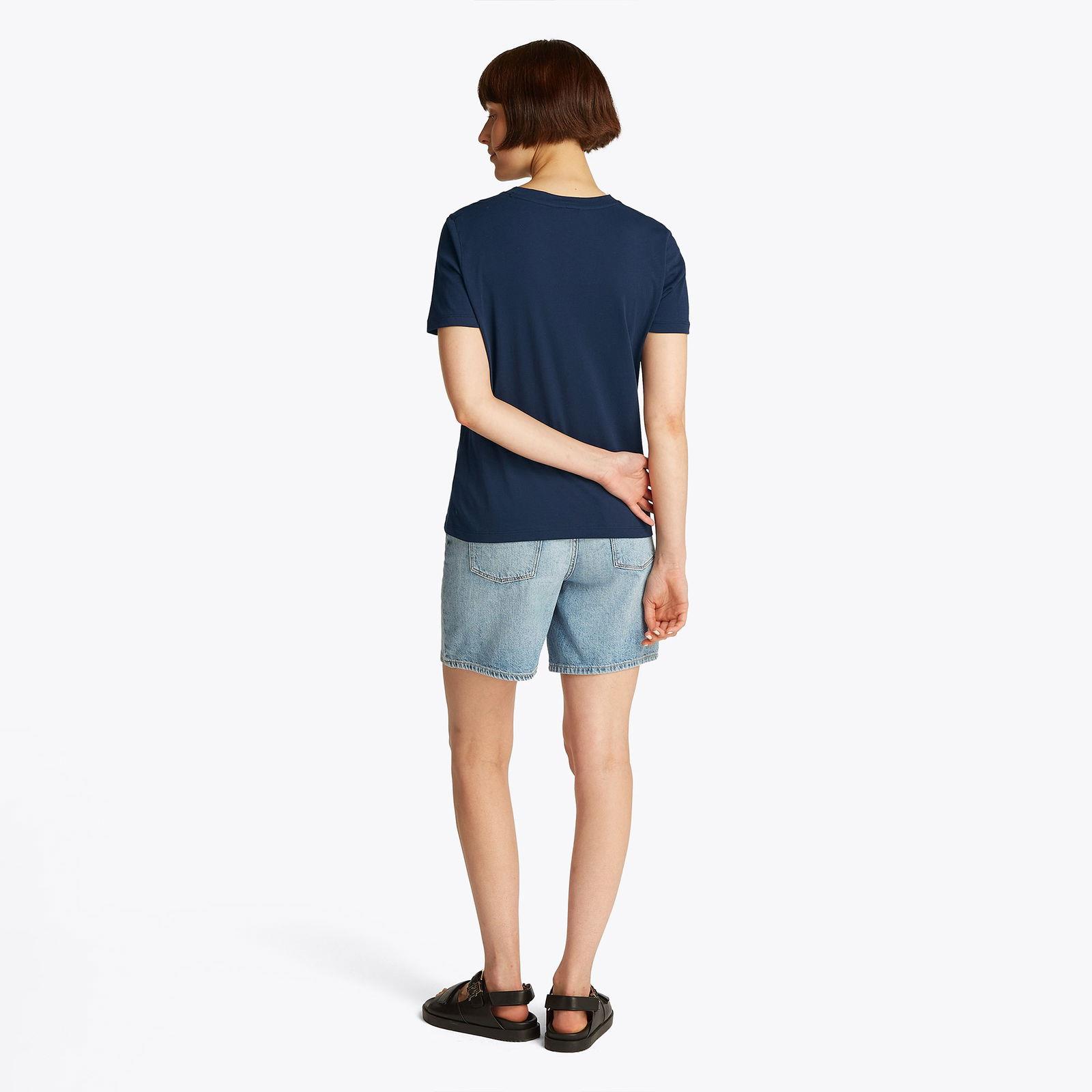 TOMMY HILFIGER Tommy Hilfiger Kadın Saf Pamuklu Yuvarlak Yaka Göğüste Logolu Kısa Kollu Lacivert Bluz WW0WW40276-C1G