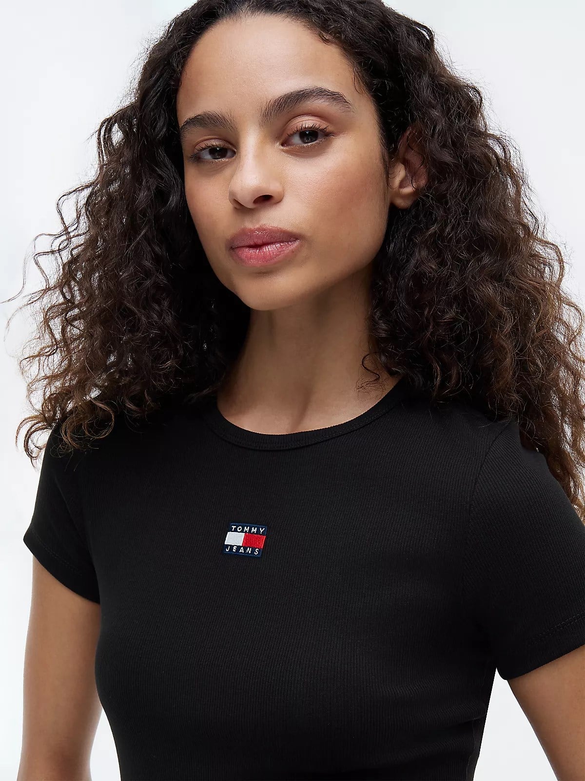 Tommy Hilfiger Tommy Hilfiger Kadın Slim Fit Yüksek Pamuk İçerikli İkonik Bayrak Logolu Kısa Kollu Siyah T-Shirt DW0DW17881-BDS