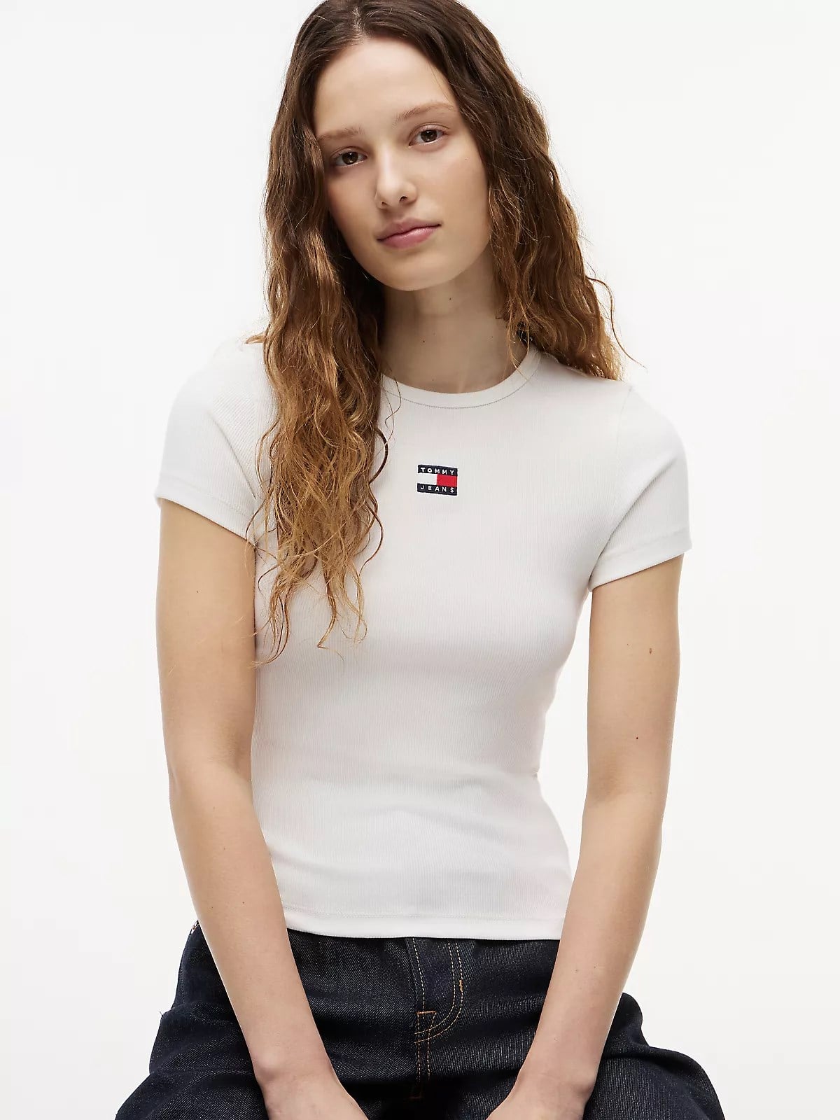 Tommy Hilfiger Tommy Hilfiger Kadın Slim Fit Yüksek Pamuk İçerikli İkonik Bayrak Logolu Kısa Kollu Beyaz T-Shirt DW0DW17881-YBL