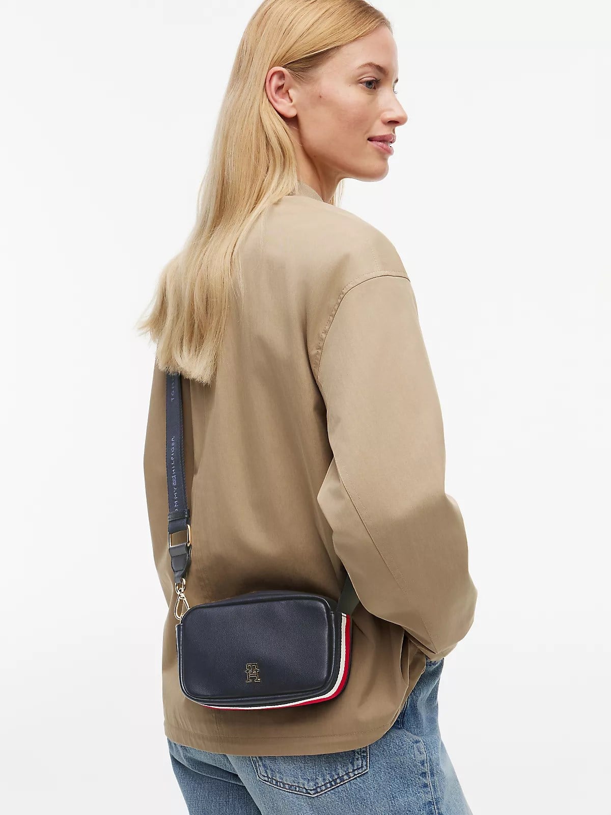 Tommy Hilfiger Tommy Hilfiger Kadın TH Monogram Logolu Çapraz Askılı Lacivert Omuz Çantası AW0AW18741-DW6