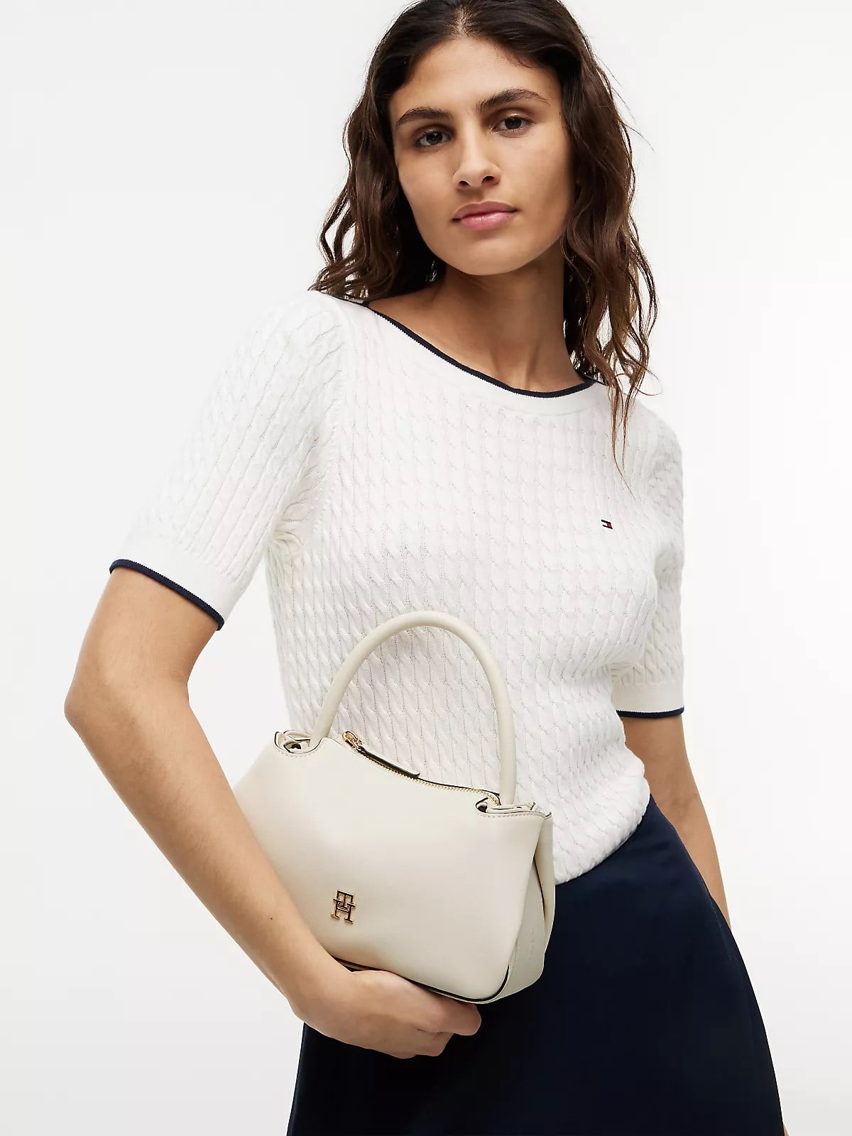 Tommy Hilfiger Tommy Hilfiger Kadın TH Monogram Logolu Uzun Askılı Krem Omuz Çantası AW0AW18743-AEO