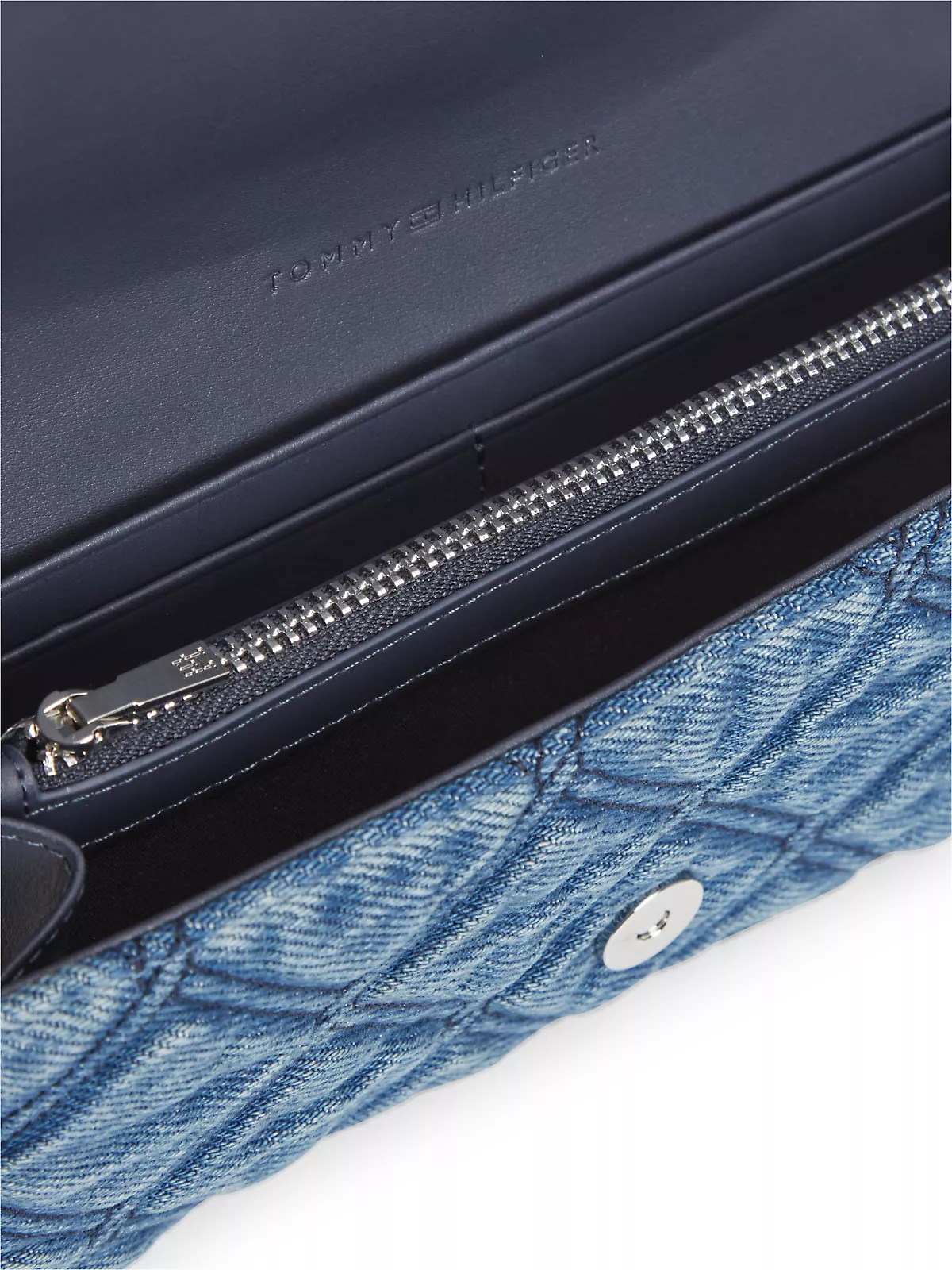 Tommy Hilfiger Tommy Hilfiger Kadın TH Metalik Logolu Kapitone Desenli Fermuarlı Bölmeli Mavi Cüzdan AW0AW18903-1A4