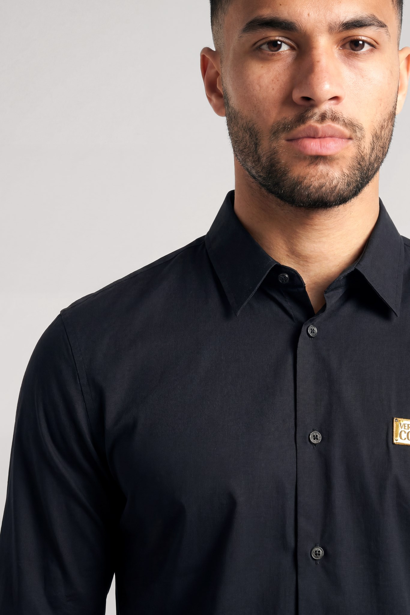 Versace Versace Erkek Metalik Logo Detaylı Normal Kalıp Pamuklu Uzun Kollu Siyah-Altın Gömlek 80GALCS1 CNY17-G89