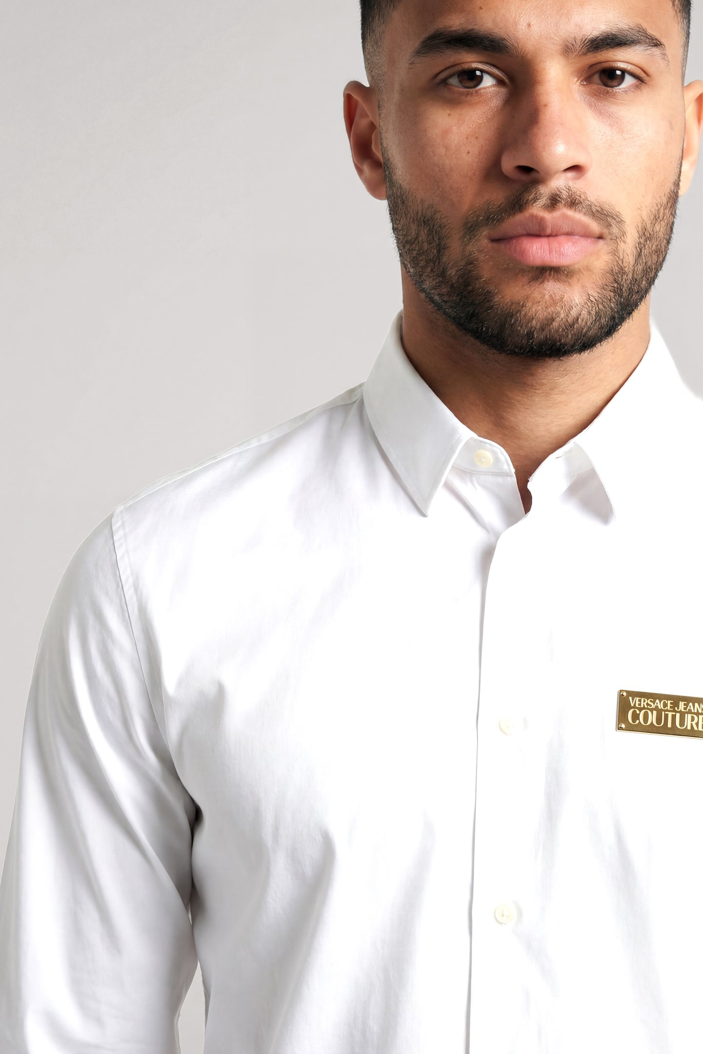 Versace Versace Erkek Metalik Logo Detaylı Normal Kalıp Pamuklu Uzun Kollu Beyaz-Altın Gömlek 80GALCS1 CNY17-G03