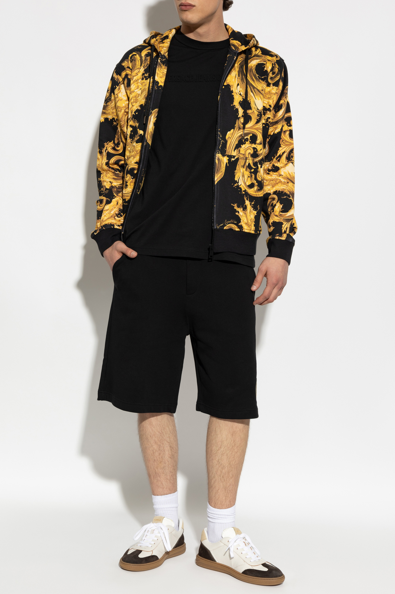 Versace Versace Erkek Normal Kesim Pamuklu Kabartma Logo Desenli Yuvarlak Yakalı Kısa Kollu Siyah T-Shirt 80GAHE09 CJ00E-899