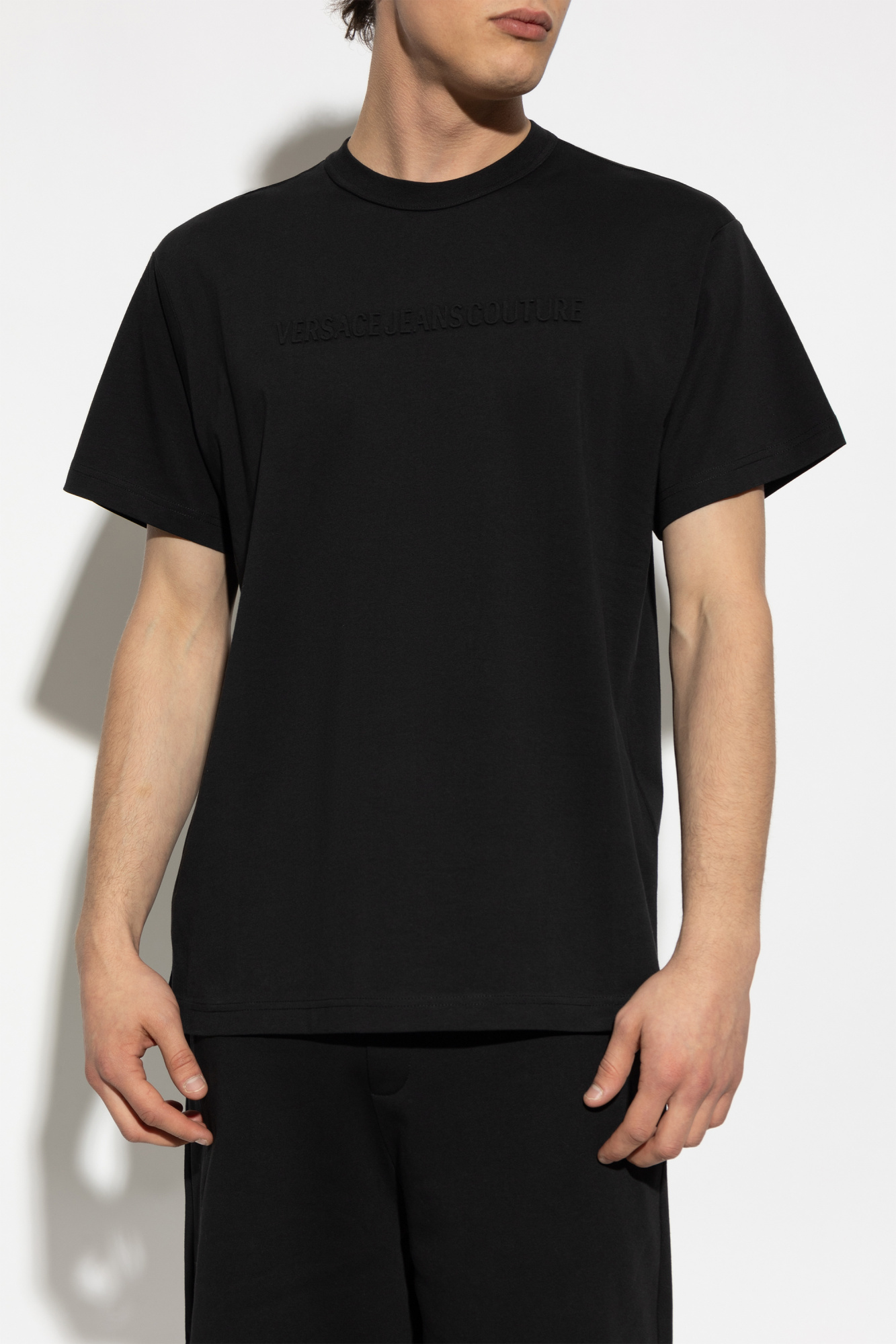 Versace Versace Erkek Normal Kesim Pamuklu Kabartma Logo Desenli Yuvarlak Yakalı Kısa Kollu Siyah T-Shirt 80GAHE09 CJ00E-899