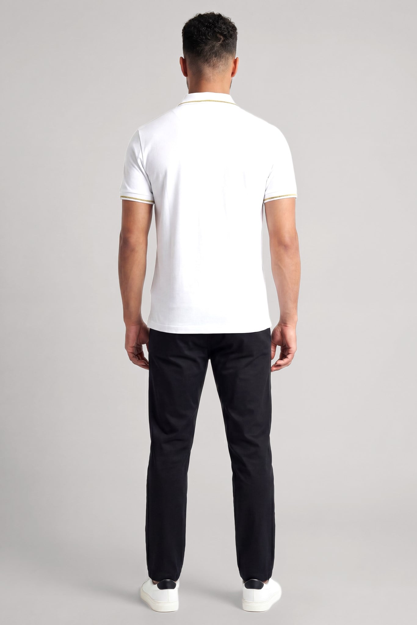 Versace Versace Erkek Regular Fit Pamuklu Kolarında Şerit Desenli Kısa Kollu Beyaz T-Shirt 80GAGT05 CJ01T-G03