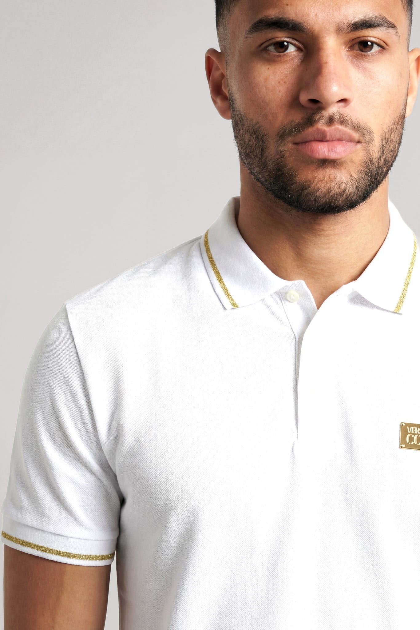 Versace Versace Erkek Regular Fit Pamuklu Kolarında Şerit Desenli Kısa Kollu Beyaz T-Shirt 80GAGT05 CJ01T-G03